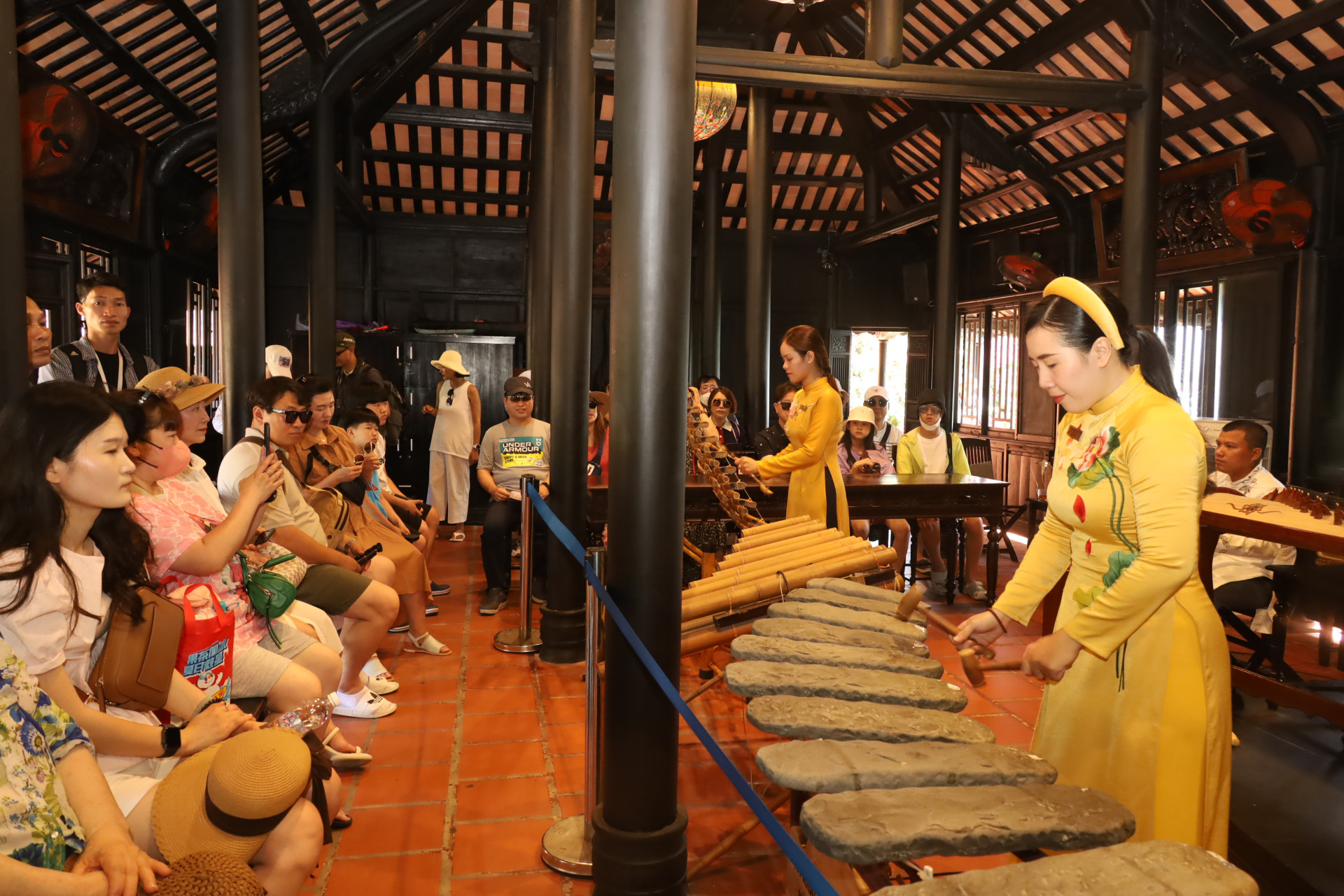 Hoạt động biểu diễn nhạc cụ truyền thống Việt Nam ở Hội quán vịnh Nha Trang rất được du khách ưu thích.