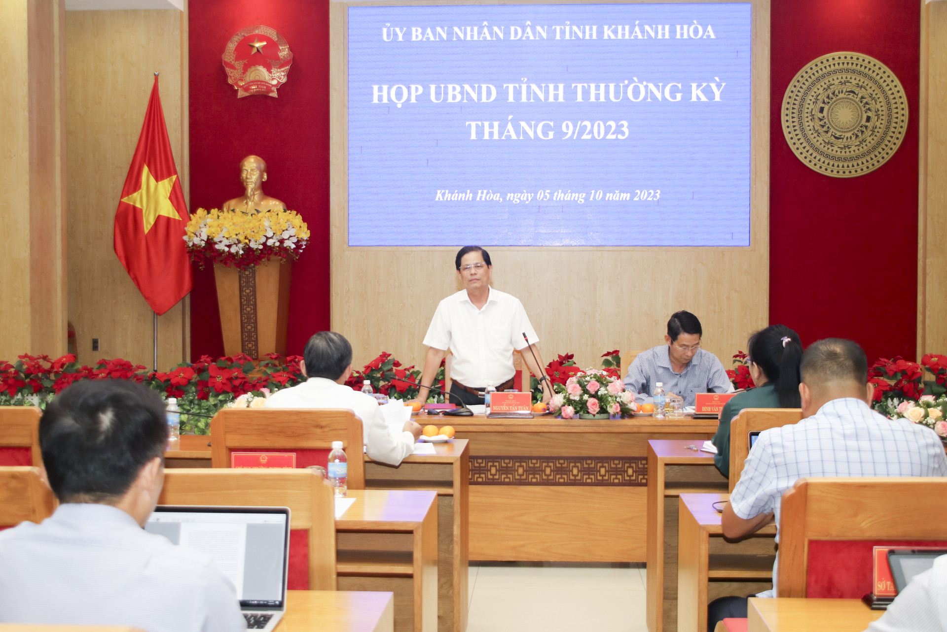 Đồng chí Nguyễn Tấn Tuân phát biểu kết luận cuộc họp.