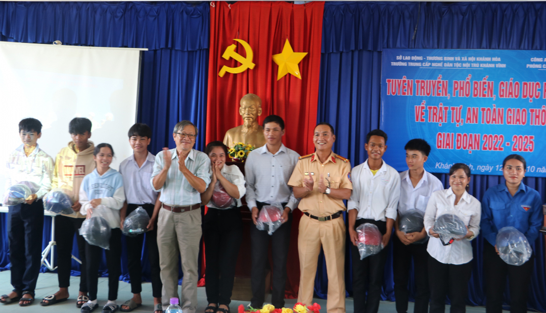 Tuyên truyền an toàn giao thông cho gần 800 người đồng bào miền núi Khánh Vĩnh