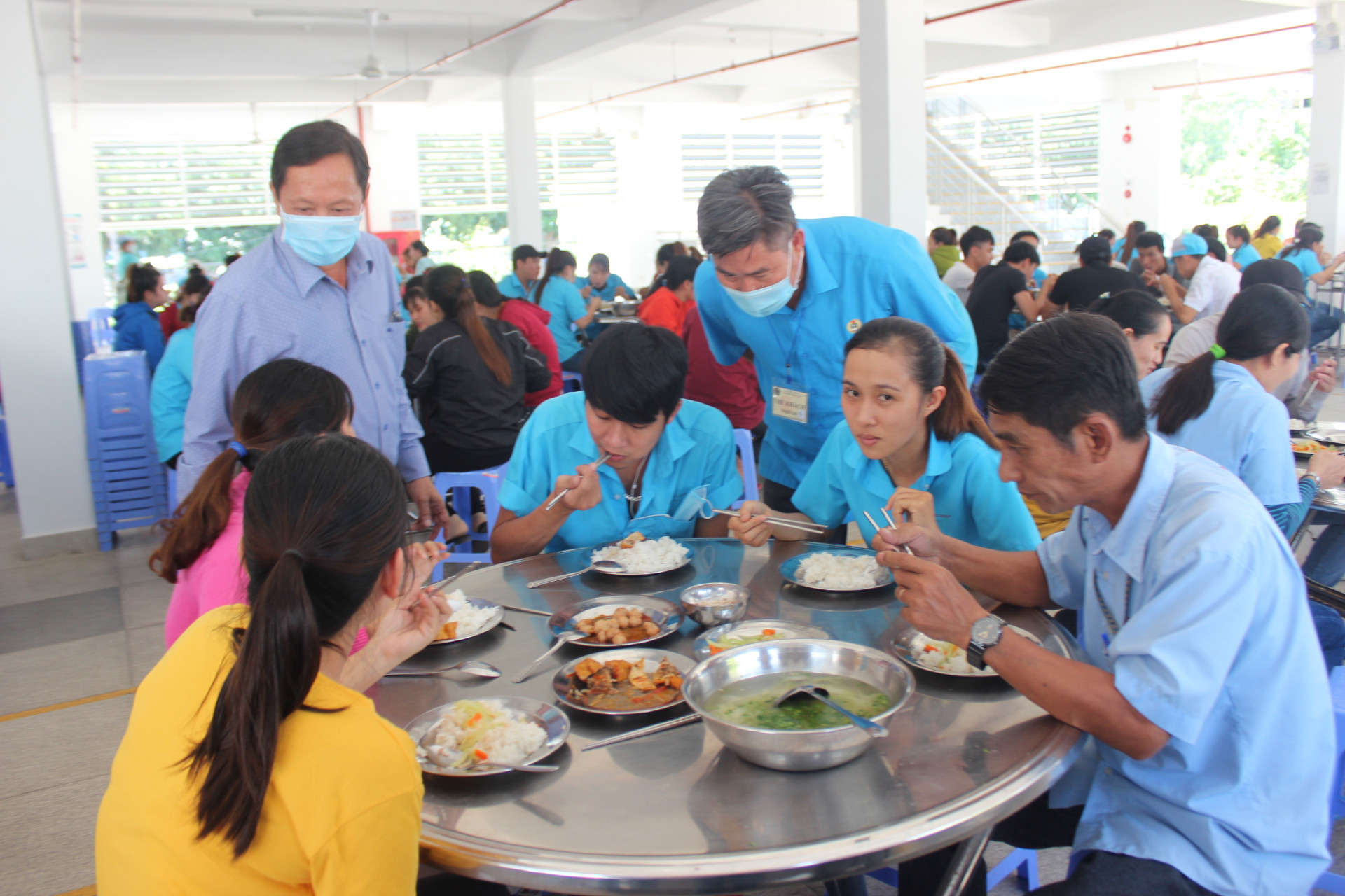 Cán bộ công đoàn khảo sát, nắm tình hình bữa ăn ca của công nhân.