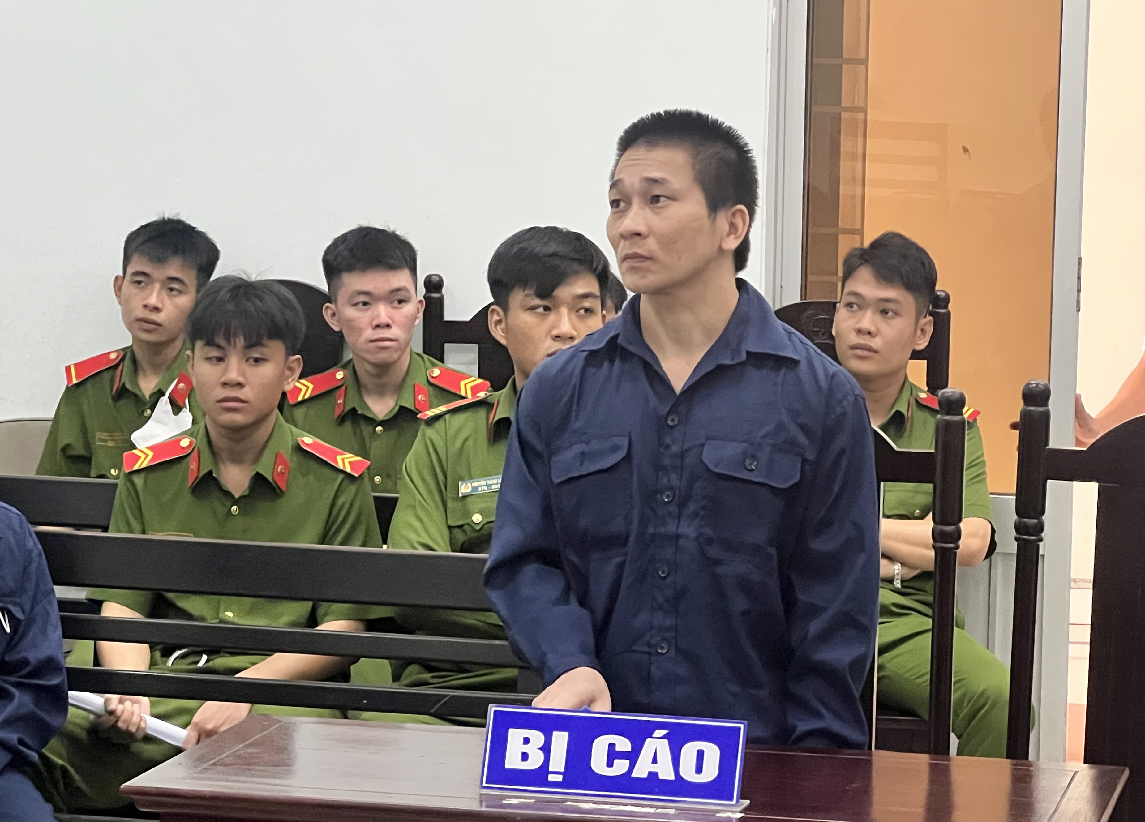 Vào tù vì đòi nợ giùm bạn bằng dao