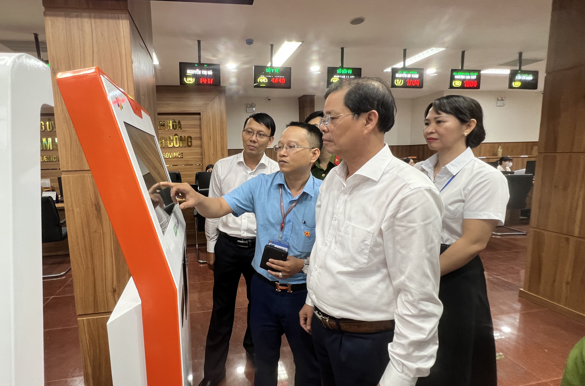 Đồng chí Nguyễn Tấn Tuân kiểm tra trang thiết bị tại trung tâm.