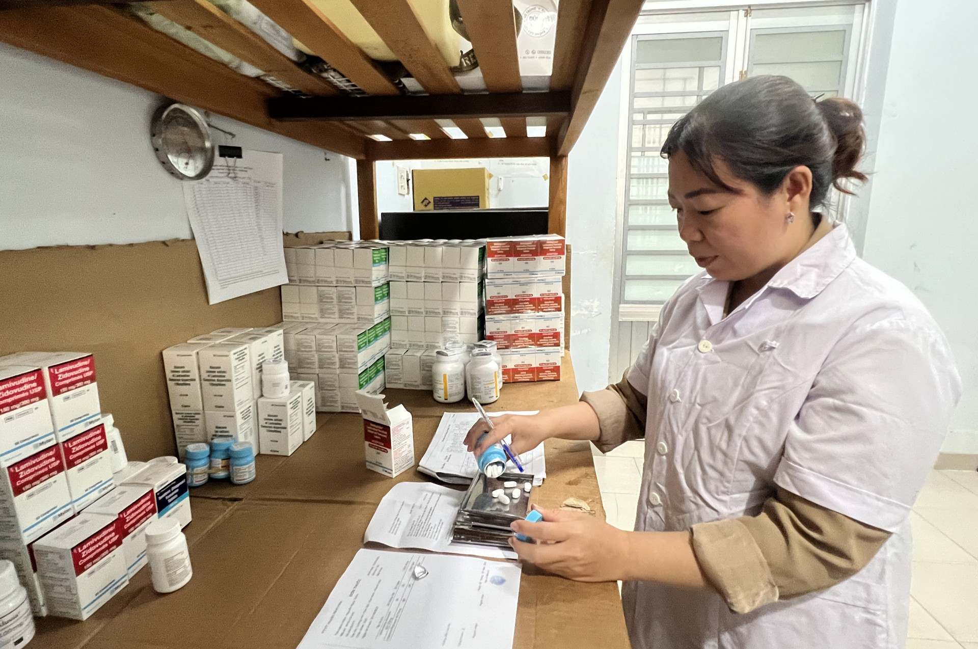 Chuẩn bị thuốc ARV cho bệnh nhân tại Trung tâm y tế thị xã Ninh Hòa.