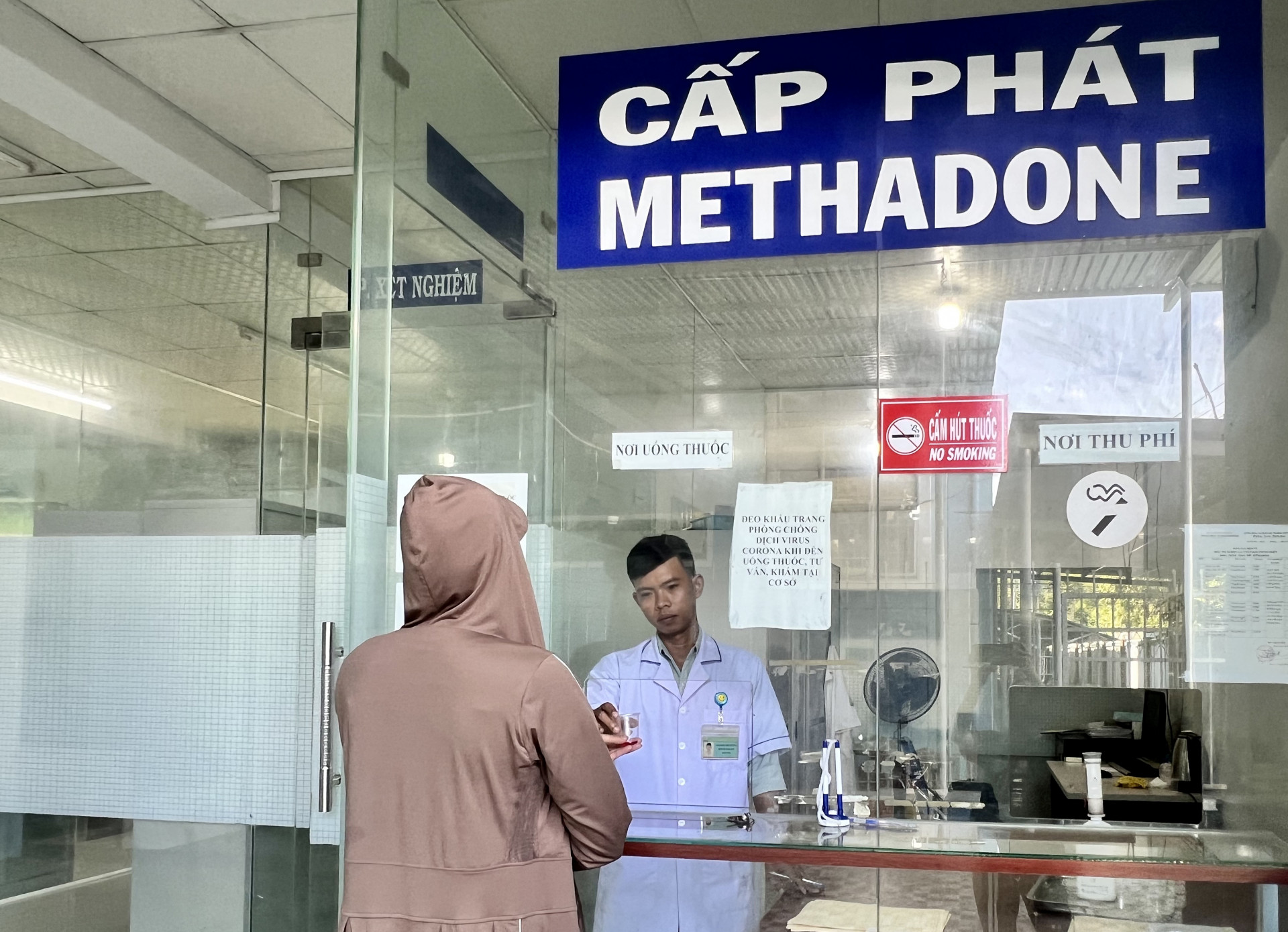 Phát thuốc Methadone cho bệnh nhân tại Cơ sở điều trị Methadone thị xã Ninh Hòa.