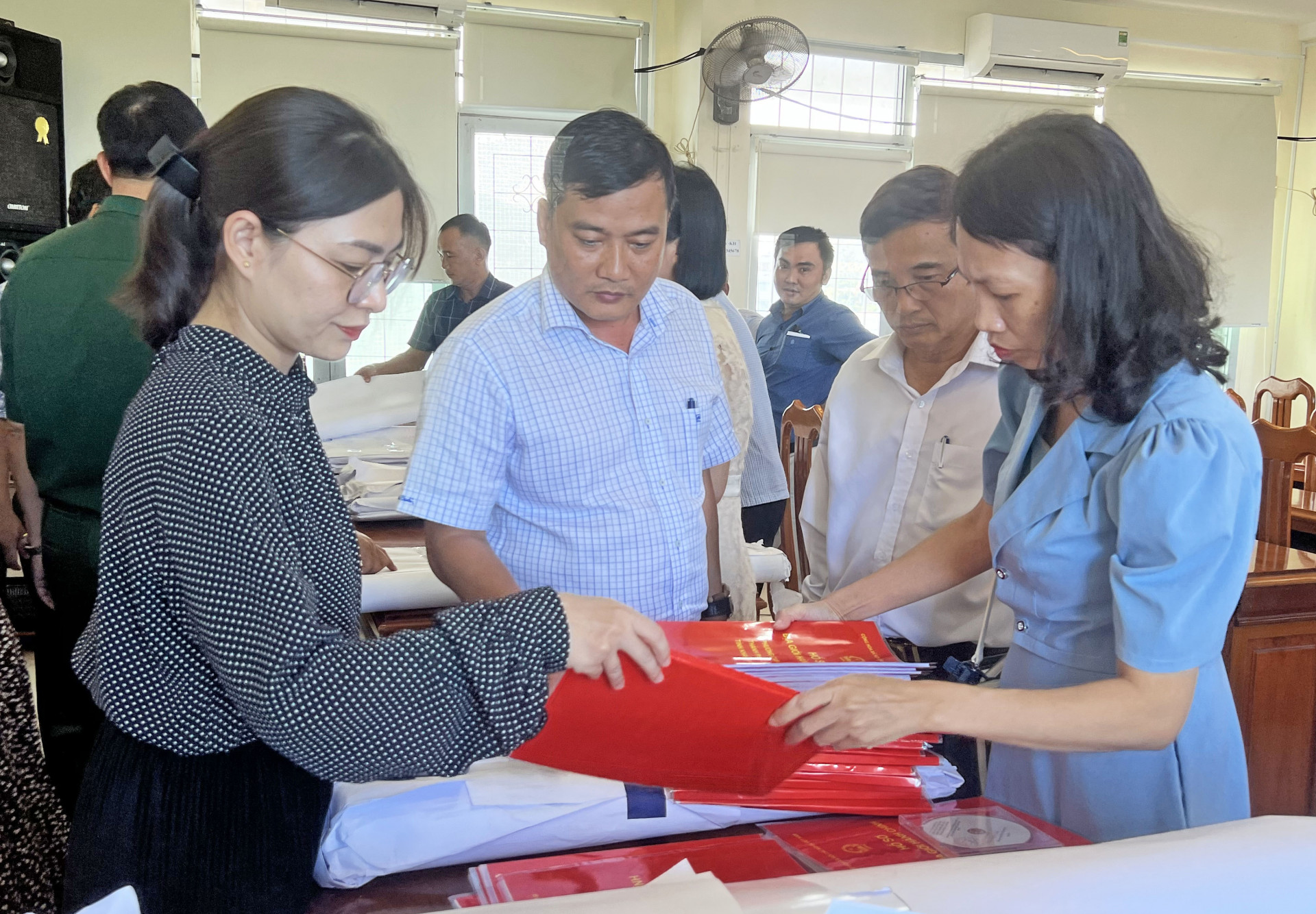 Đại diện TP. Cam Ranh kiểm đếm, tiếp nhận hồ sơ, bản đồ địa giới hành chính của thành phố.