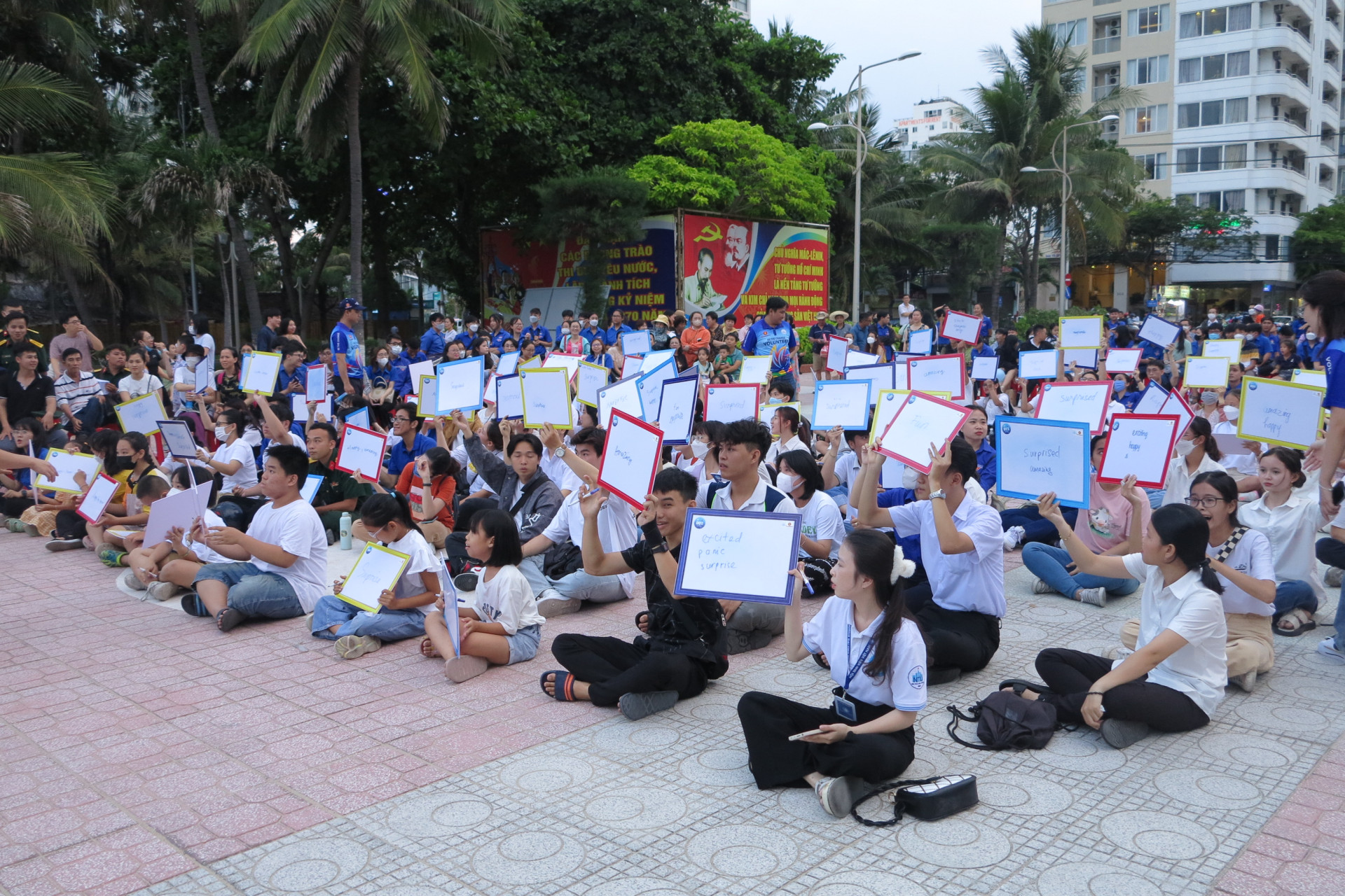 Các học sinh, sinh viên tham gia cuộc thi Rung chuông vàng nói tiếng Anh trong khuôn khổ 