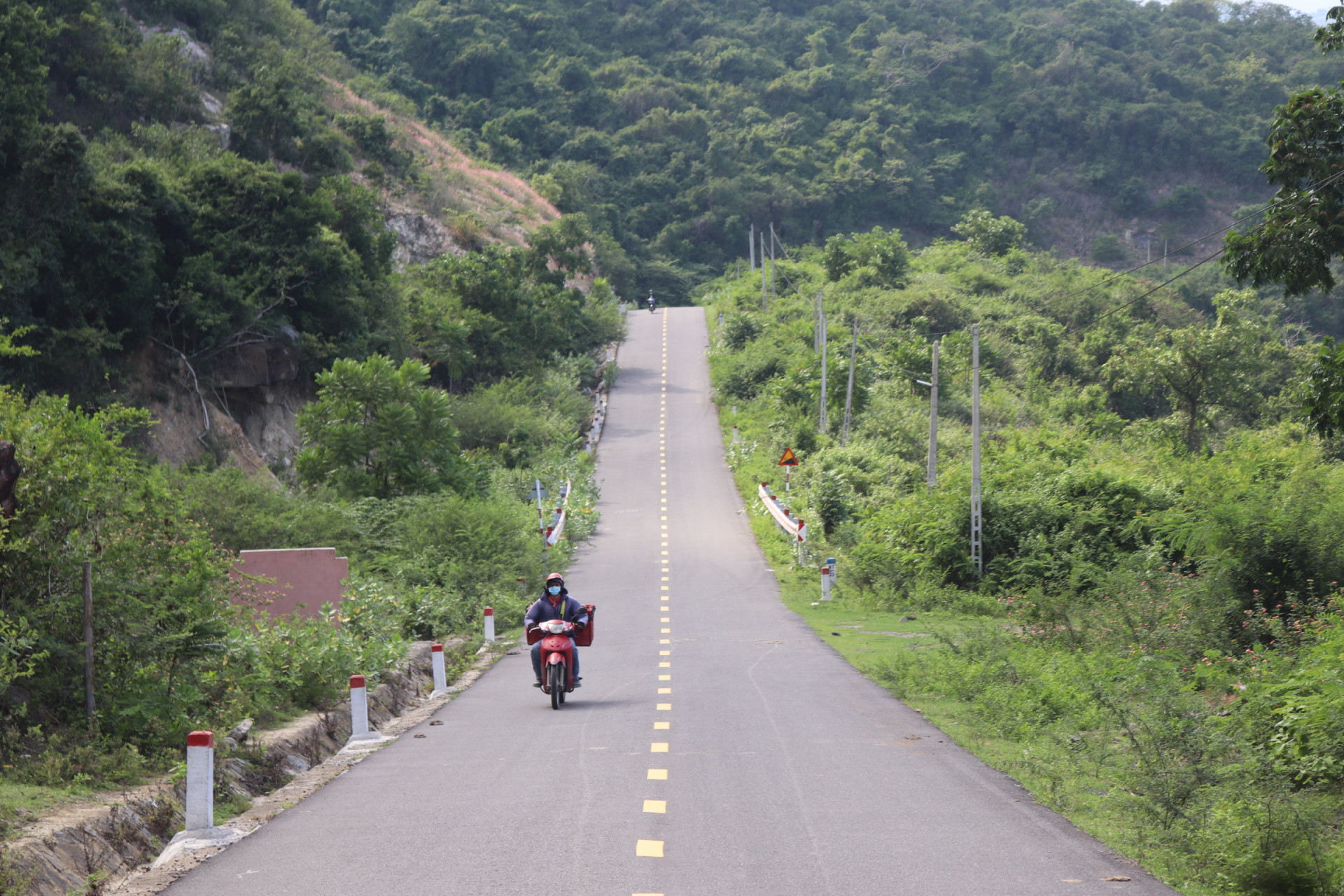 Con đường dài 11km nối xã Ninh Phước với xã Ninh Vân.