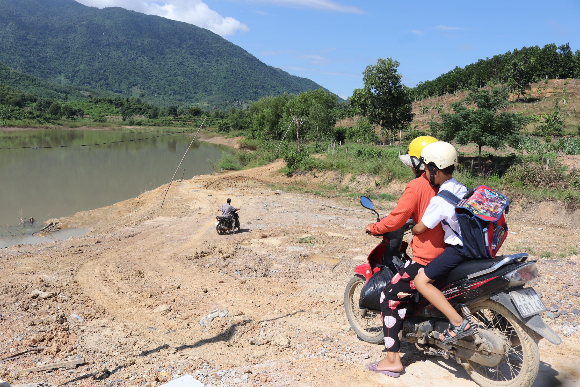 Đường nối vào khu sản xuất ở thôn Vạn Khê (xã Ninh Lộc): Sẽ được gia cố, nâng cấp 