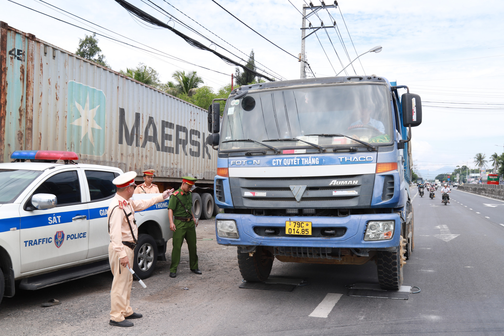 Lực lượng chức năng cân tải trọng phương tiện chở đá hộc lưu thông trên Quốc lộ 1 qua địa bàn TP. Cam Ranh.