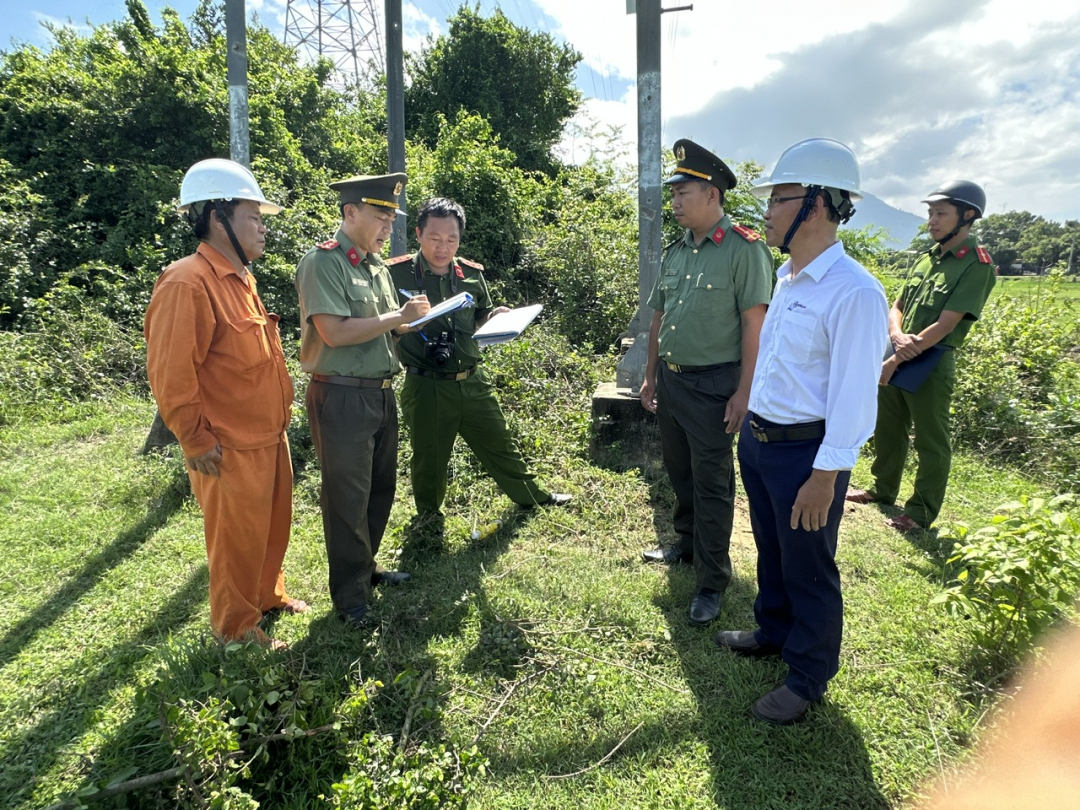 Cơ quan công an khám nghiệm hiện trường.