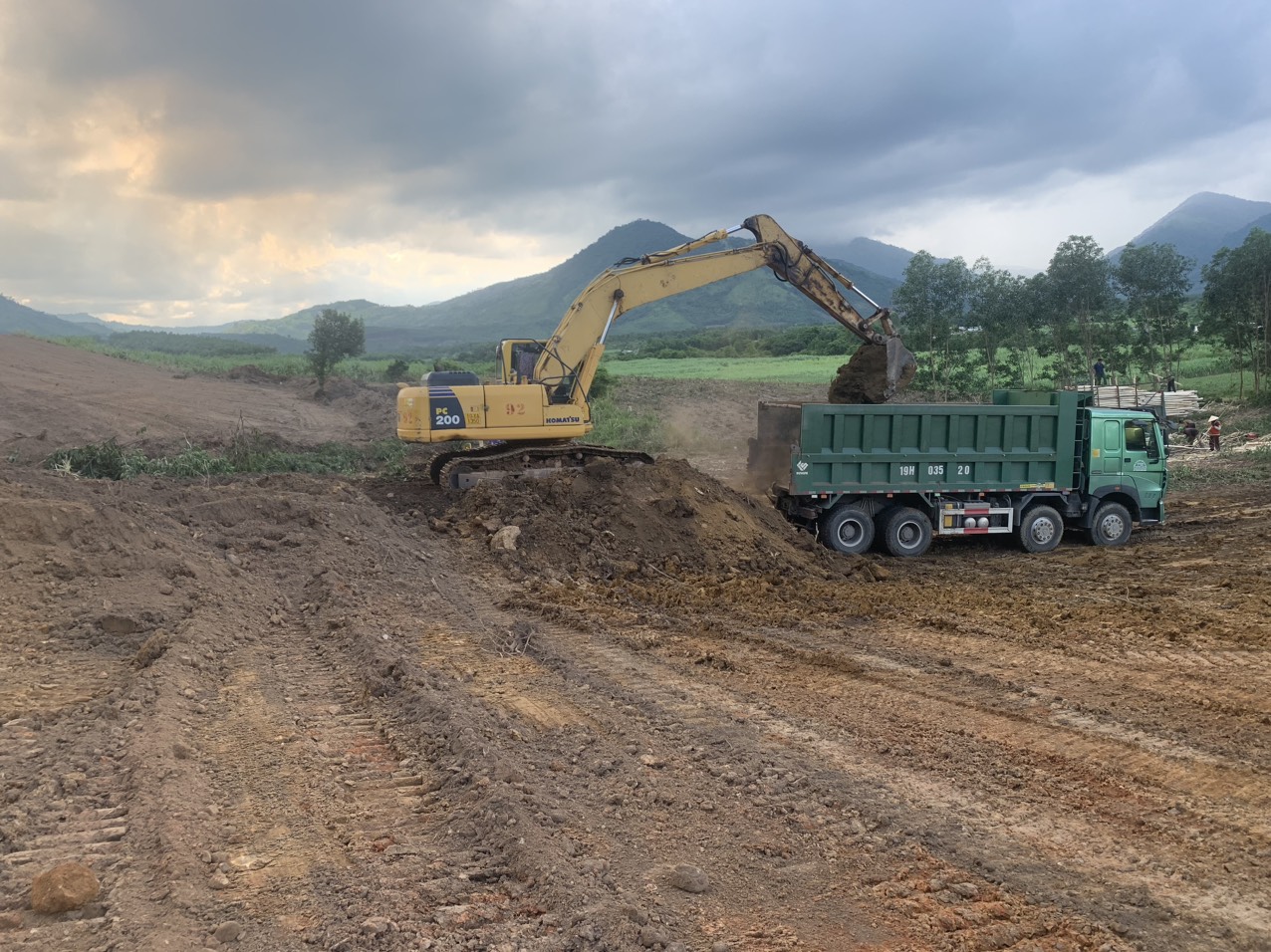 Bóc tách tầng đất phủ trên tuyến dự án thành phần 1 đường bộ cao tốc Khánh Hòa - Buôn Ma Thuột.