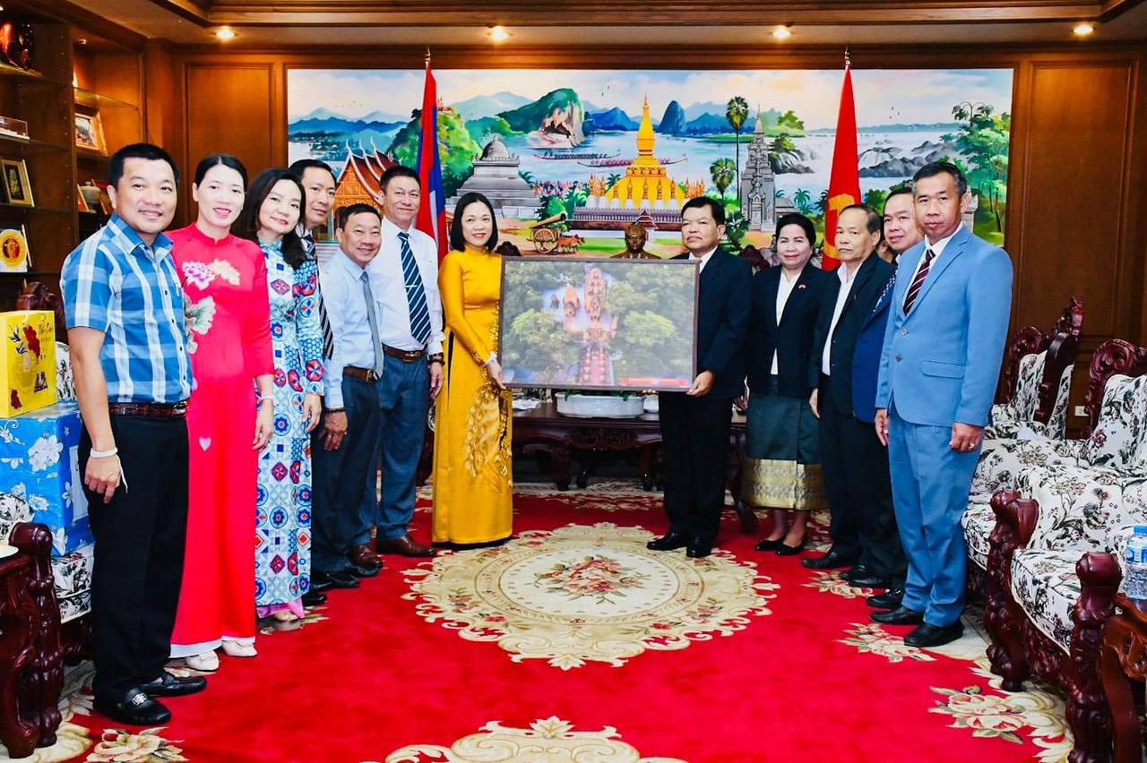 Lãnh đạo tỉnh UBMTTQ Việt Nam tỉnh Khánh Hoà trao quà lưu niệm cho tỉnh Chanpasak
