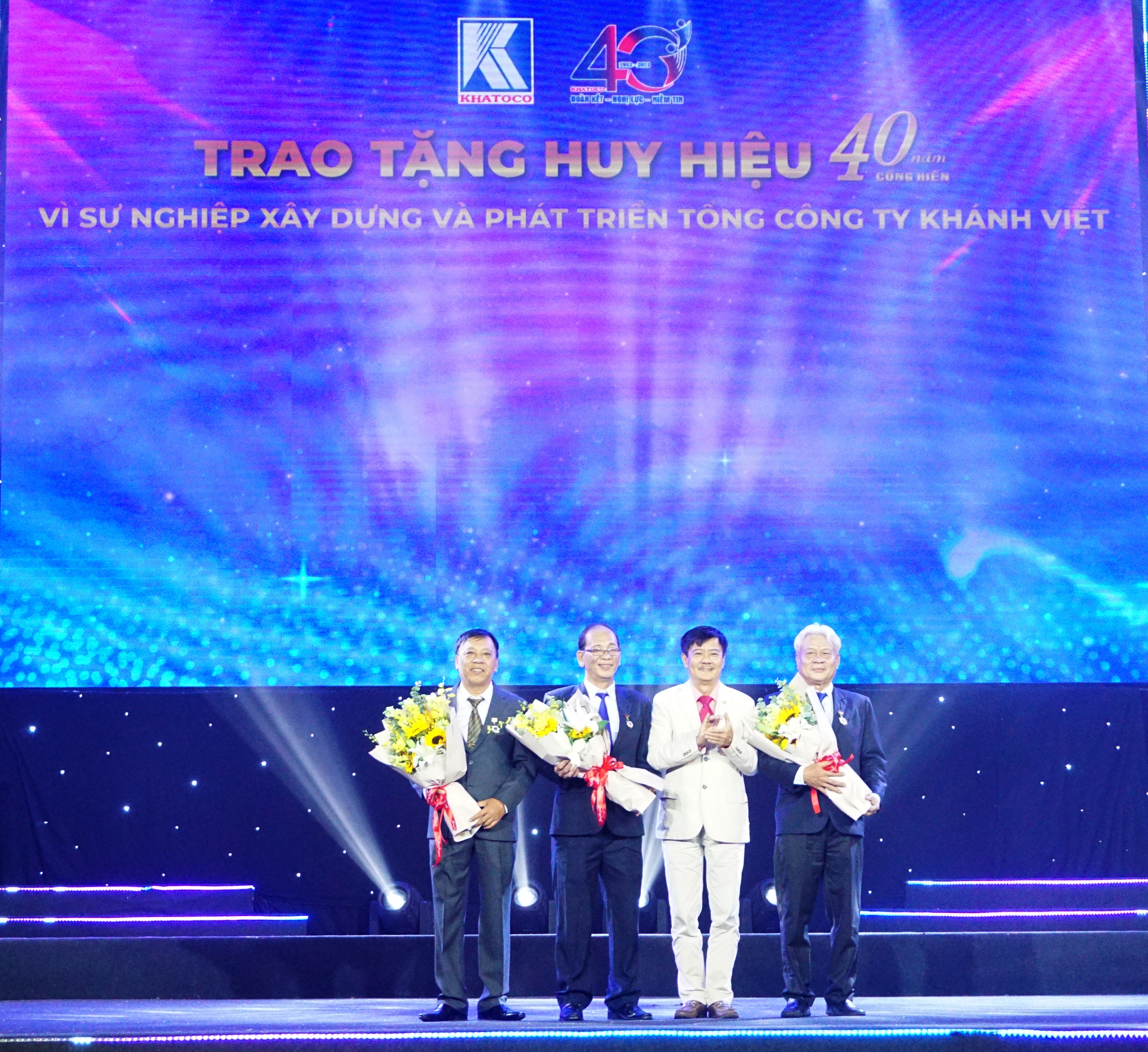 Trao Huy hiệu 40 năm cống hiến Vì sự nghiệp xây dựng và phát triển Tổng Công ty Khánh Việt cho 3 cá nhân