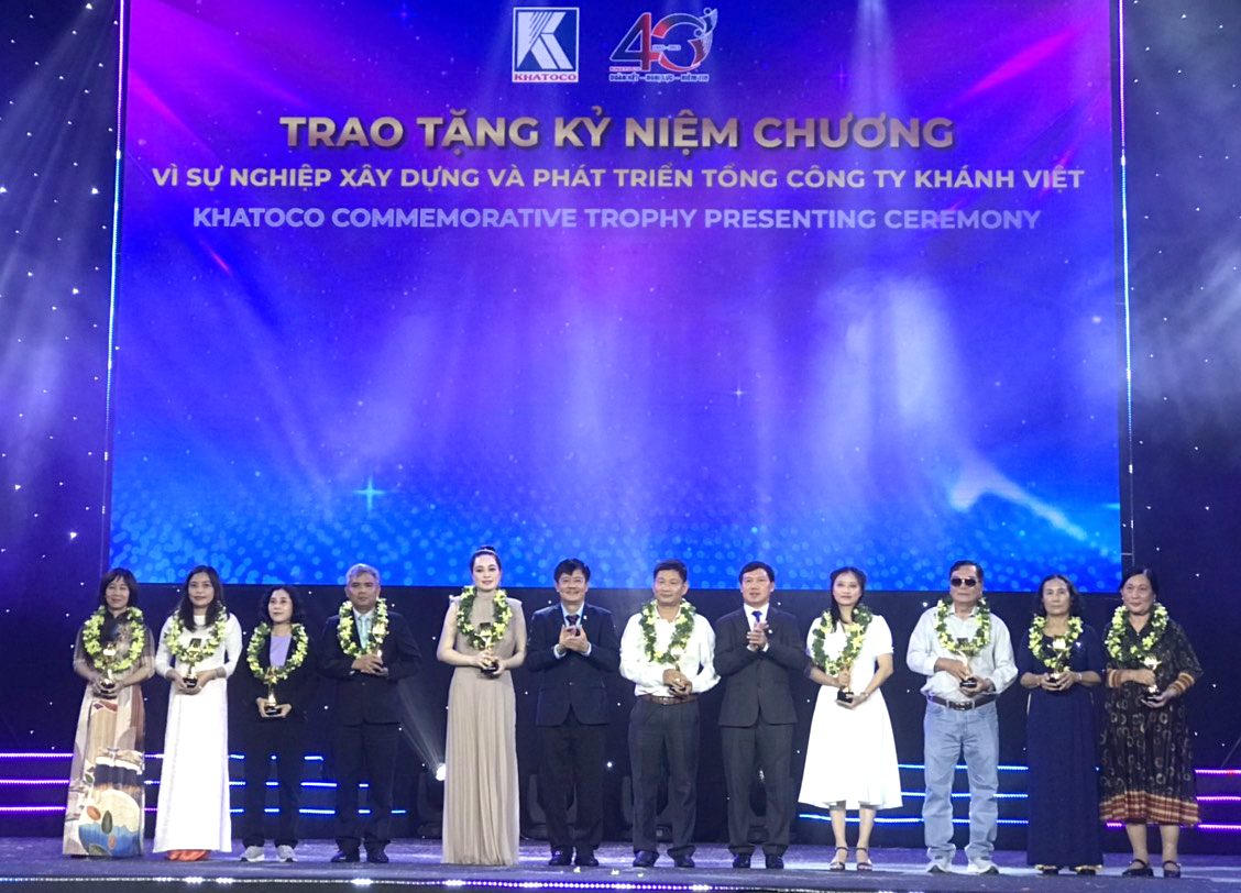 Lãnh đạo Tổng Công ty Khánh Việt trao Kỷ niệm chương Vì sự nghiệp xây dựng và phát triển Tổng Công ty Khánh Việt cho các đối tác