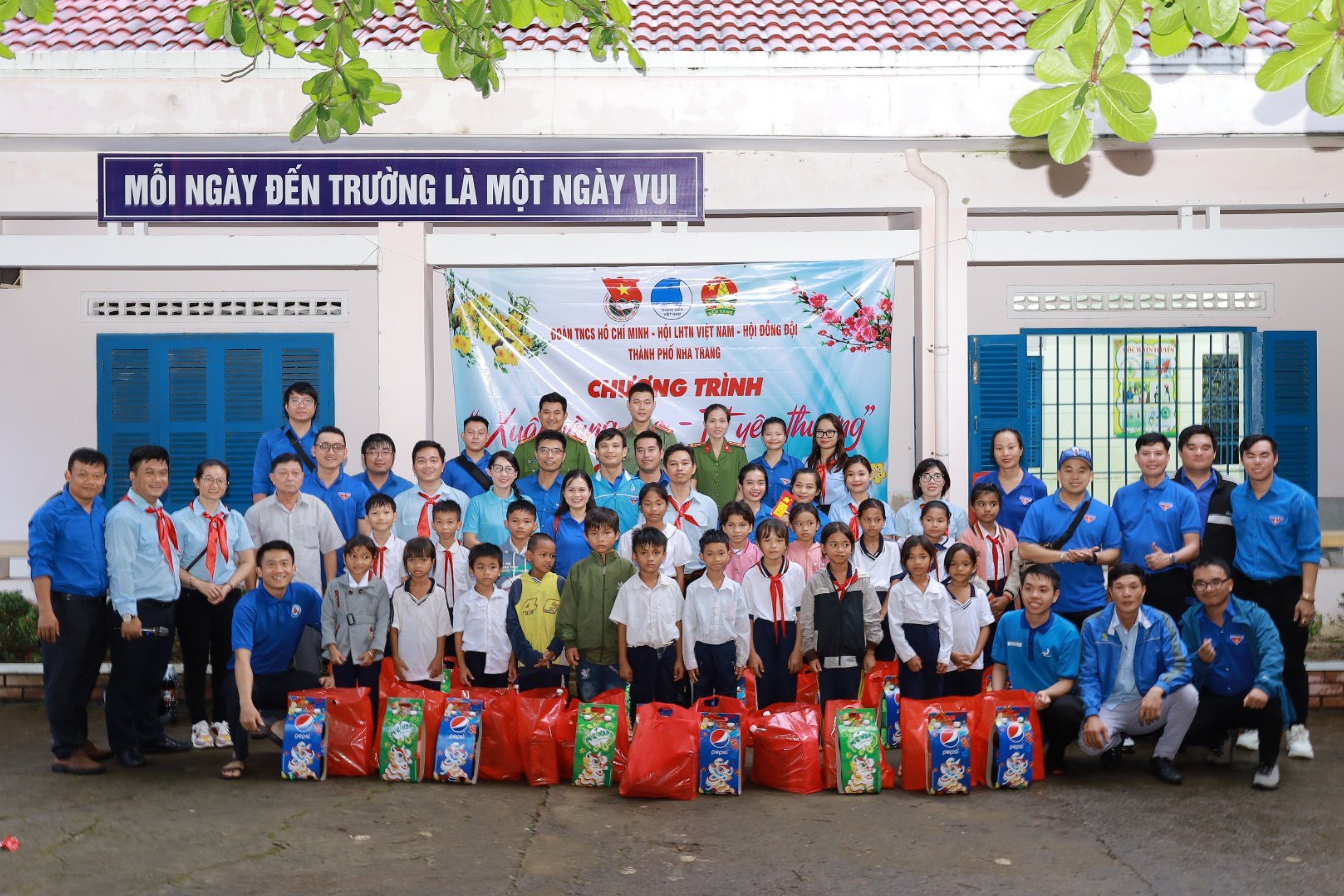 Thành đoàn - Hội đồng Đội - Hội Liên hiệp Thanh niên Việt Nam TP. Nha Trang tổ chức hoạt động “Xuân vùng cao - Tết yêu thương” tại xã Khánh Trung (huyện Khánh Vĩnh).