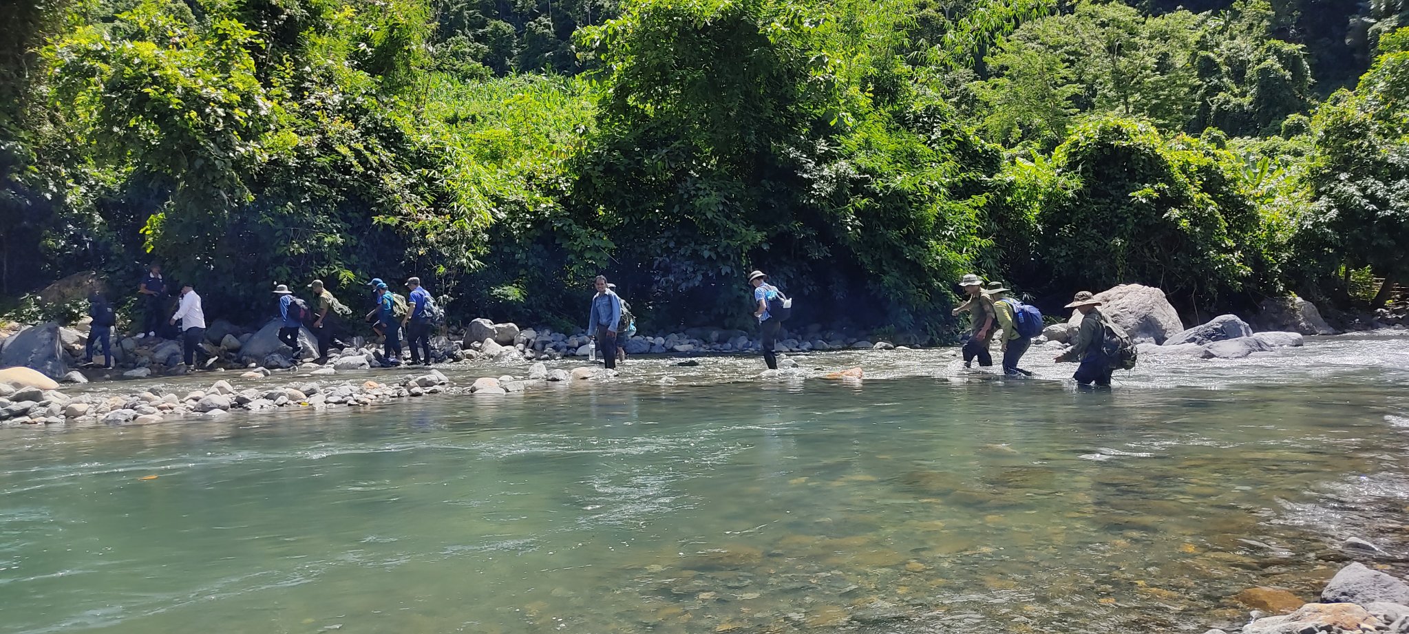 Lực lượng chức năng và người dân xã Thành Sơn  (huyện Khánh Sơn) tuần tra bảo vệ rừng.