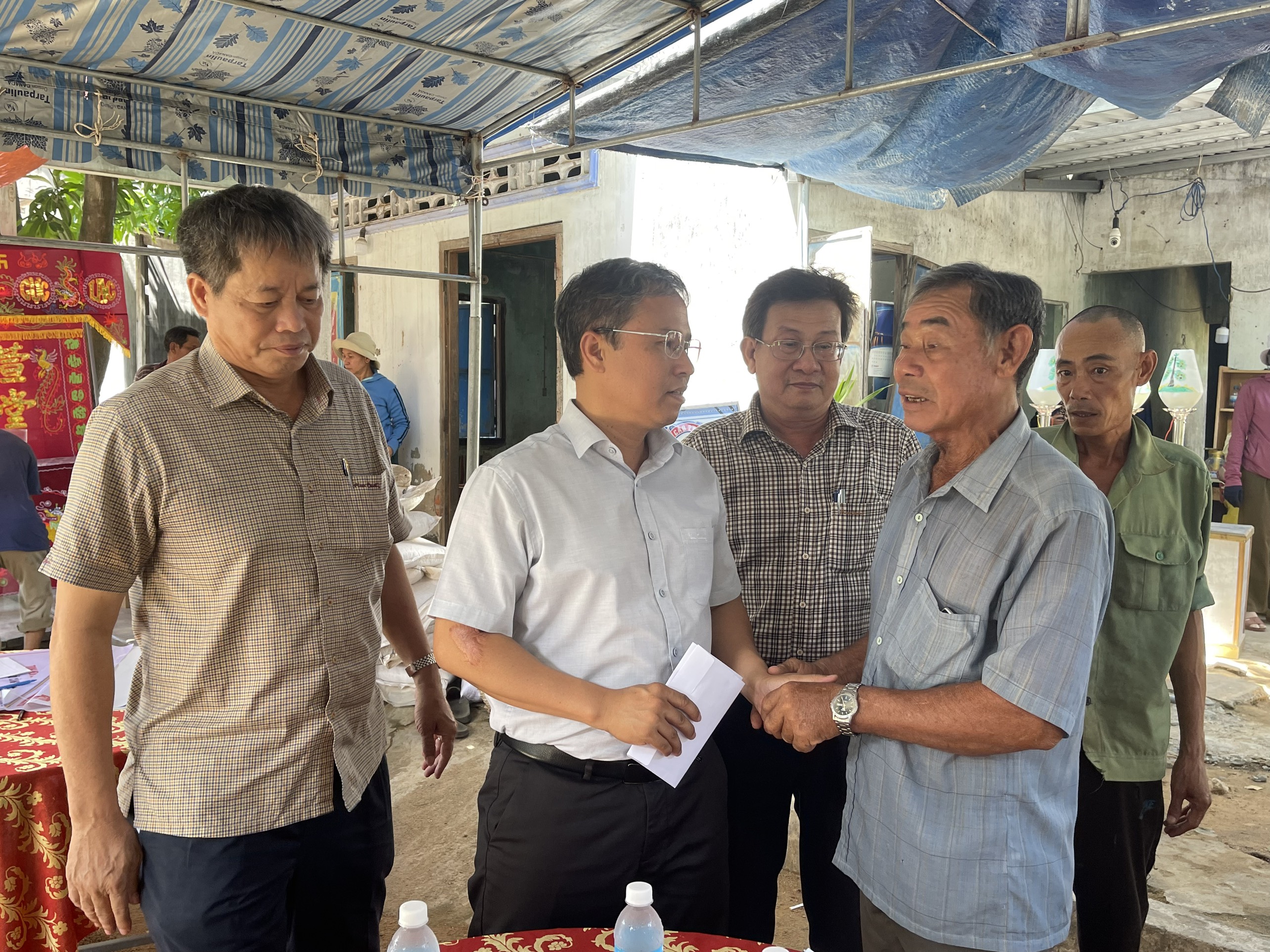 Lãnh đạo tỉnh thăm, động viên các gia đình có người tử vong trong vụ tai nạn giao thông tại Cam Ranh