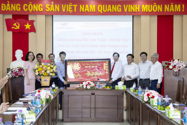 Chủ tịch UBND tỉnh Nguyễn Tấn Tuân thăm các doanh nghiệp