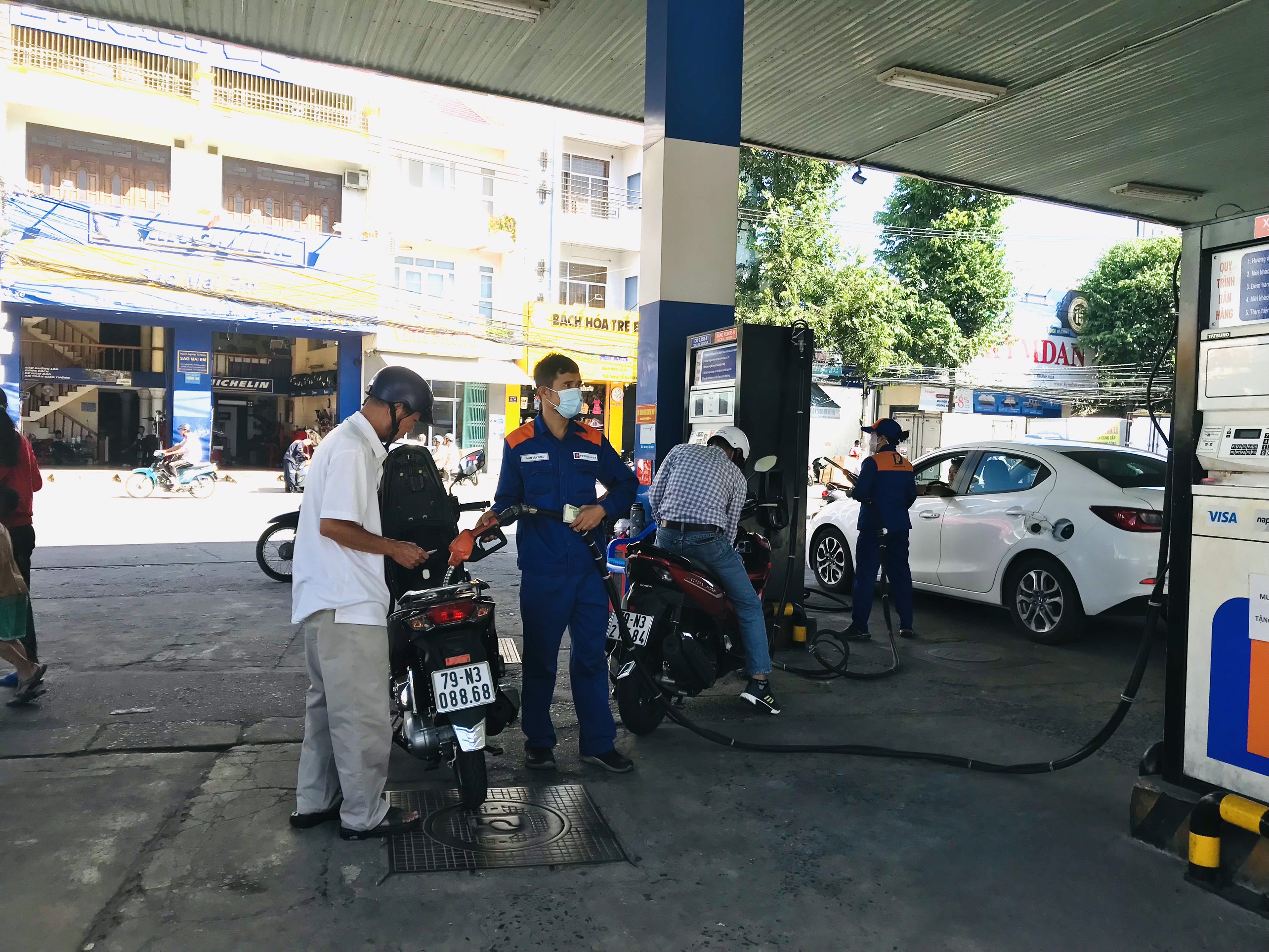 Người dân đổ xăng tại một cây xăng trên địa bàn Nha Trang