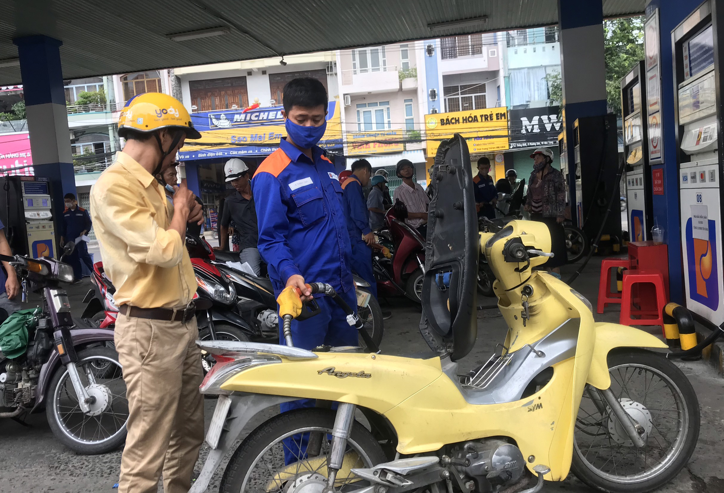 Người dân đổ xăng tại một cây xăng trên địa bàn TP. Nha Trang