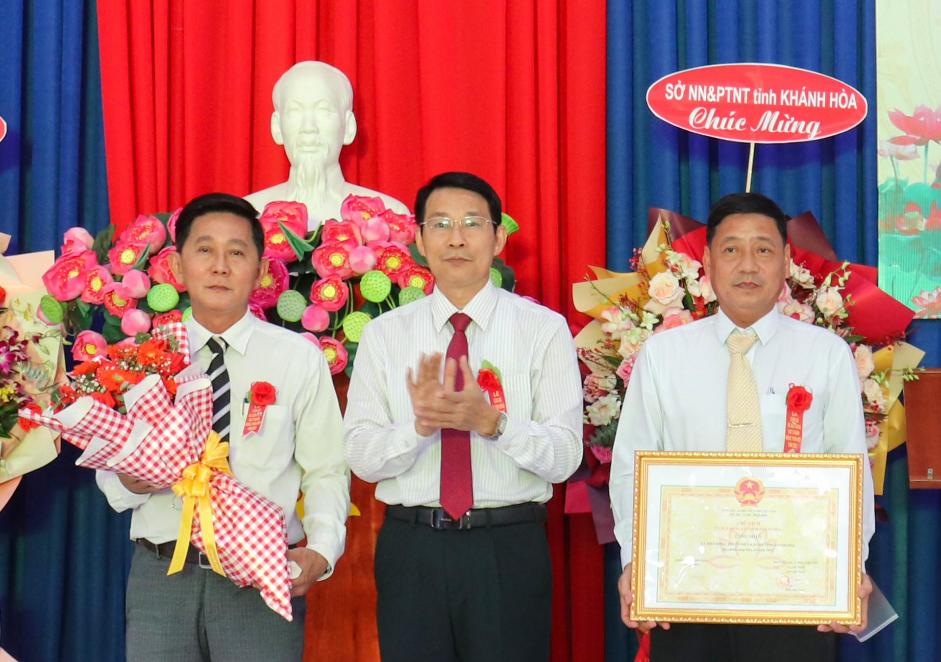Ông Đinh Văn Thiệu trao bằng chứng nhận đạt chuẩn NTM cho xã Diên Đồng