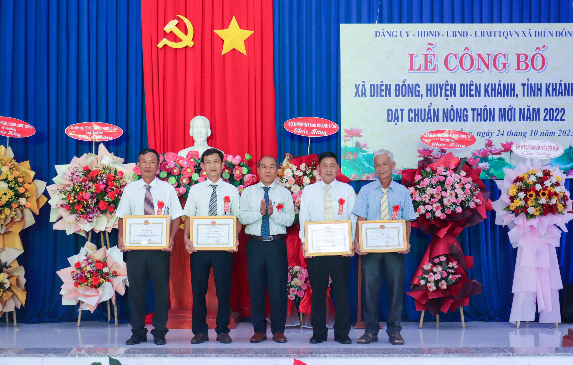Khen thưởng các cá nhân có nhiều đóng góp cho chương trình NTM trên địa bàn xã Diên Đồng