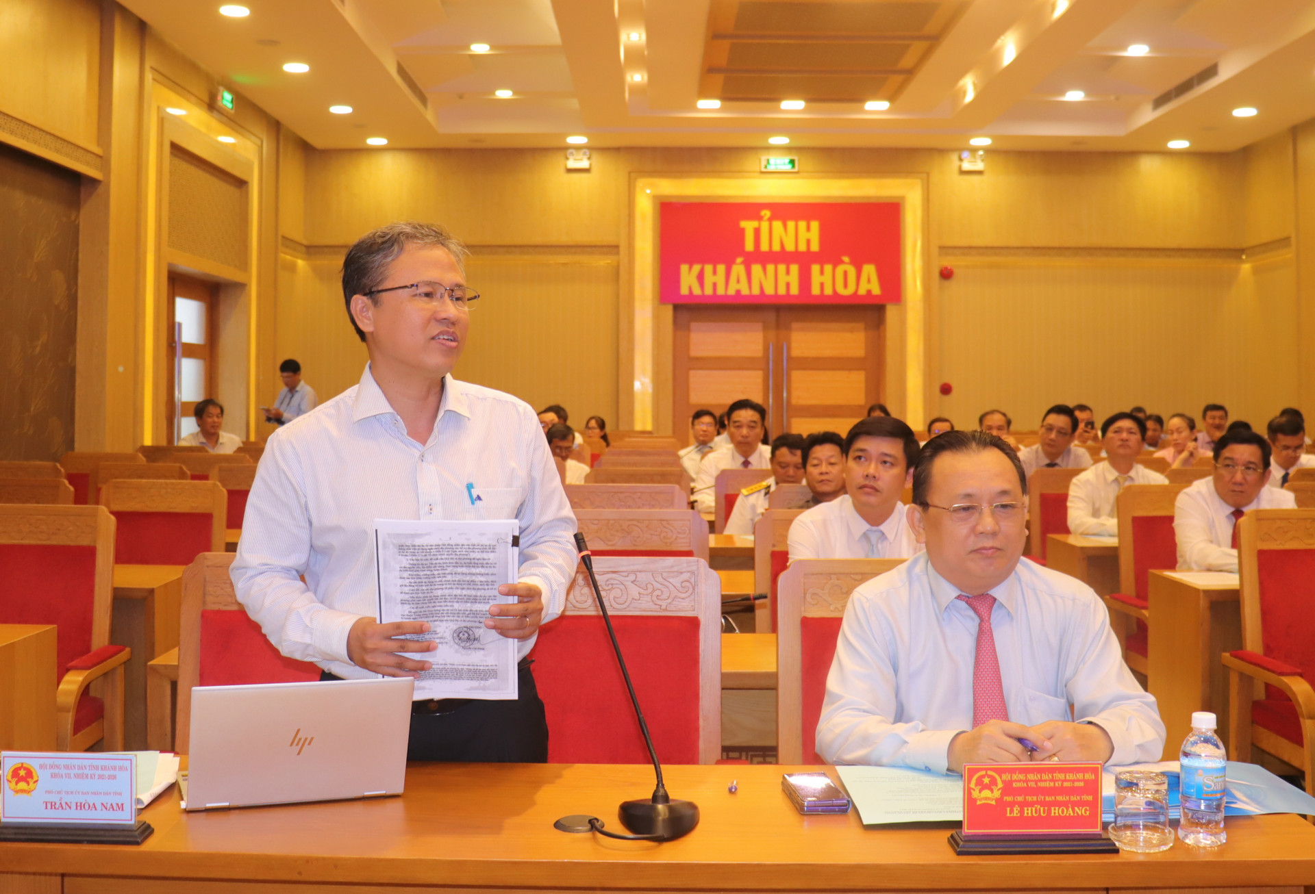 Phó Chủ tịch UBND tỉnh Trần Hòa Nam phát biểu thảo luận làm rõ các vấn đề đại biểu quan tâm