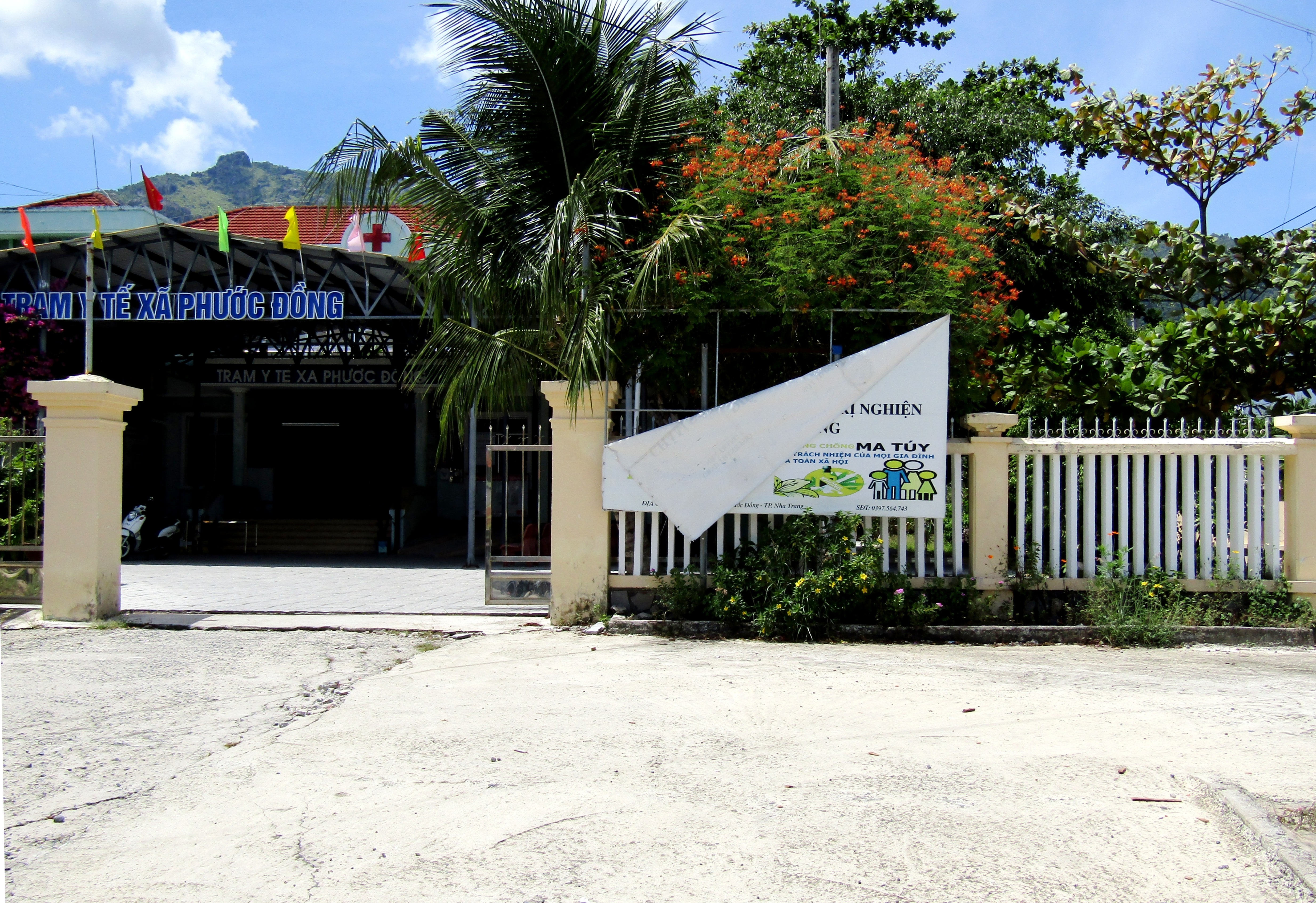 Pa nô tuyên truyền bị bong tróc