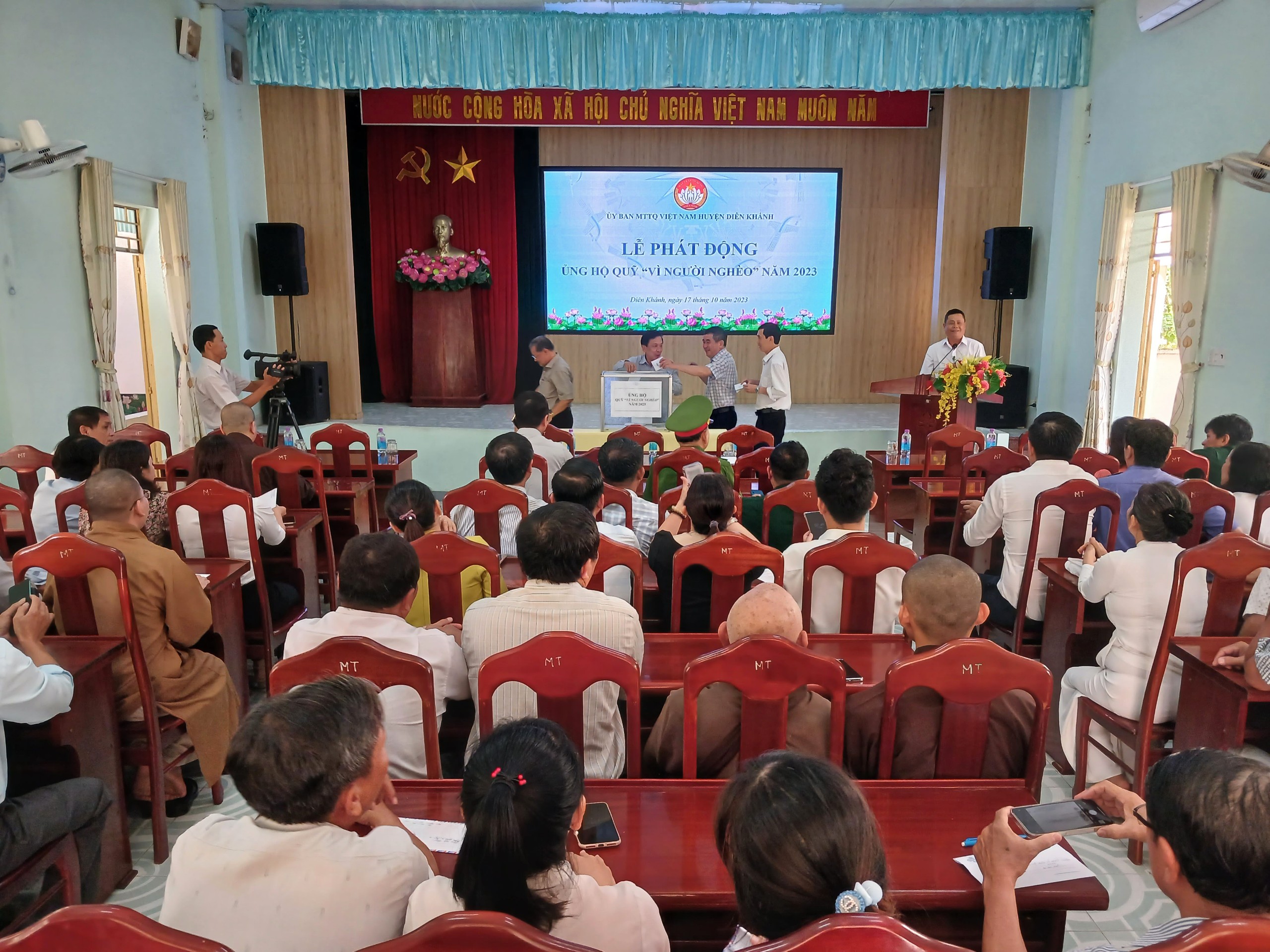 Quang cảnh buổi lễ phát động Quỹ Vì người nghèo huyện Diên Khánh