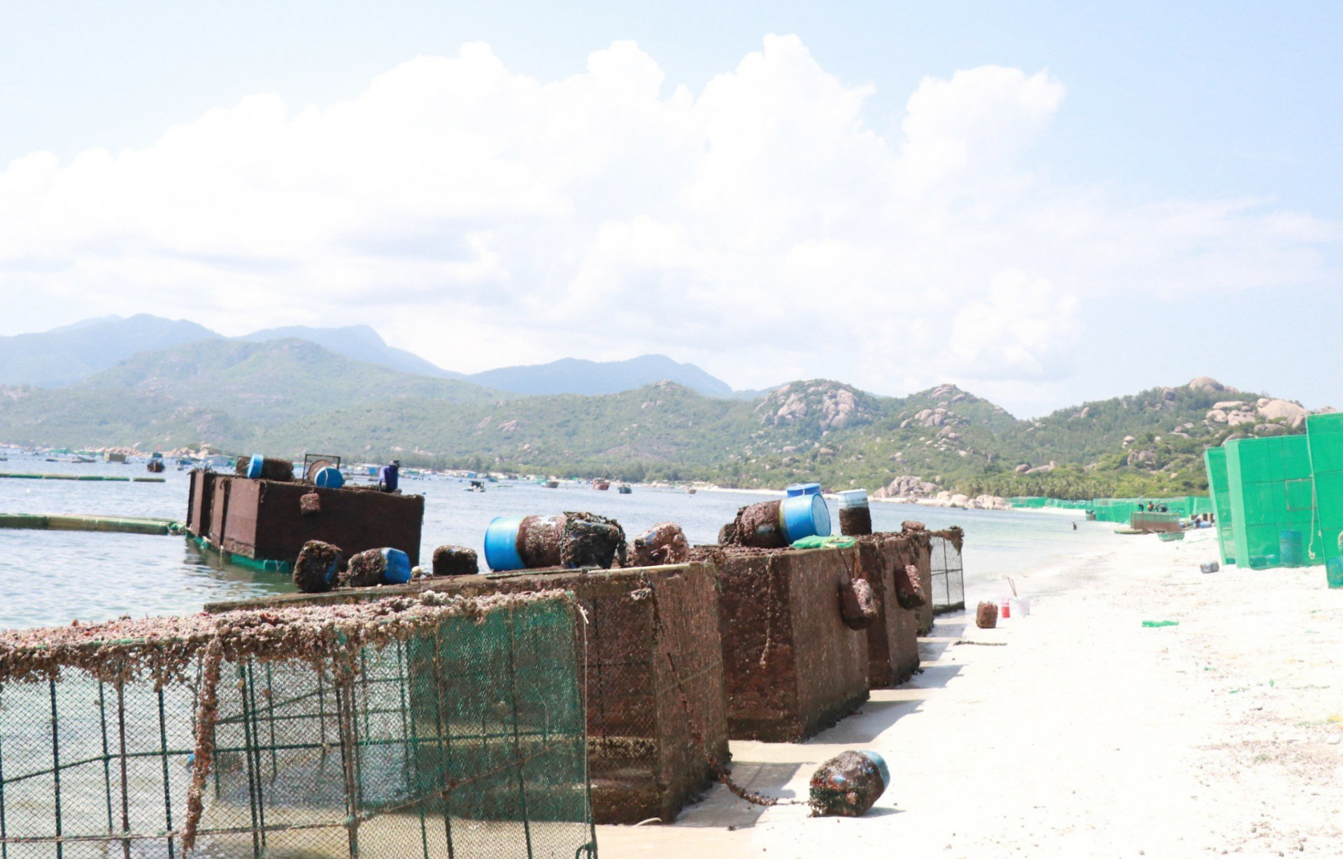 Lồng nuôi thủy sản được người dân kéo vào bờ để vệ sinh sau vụ nuôi