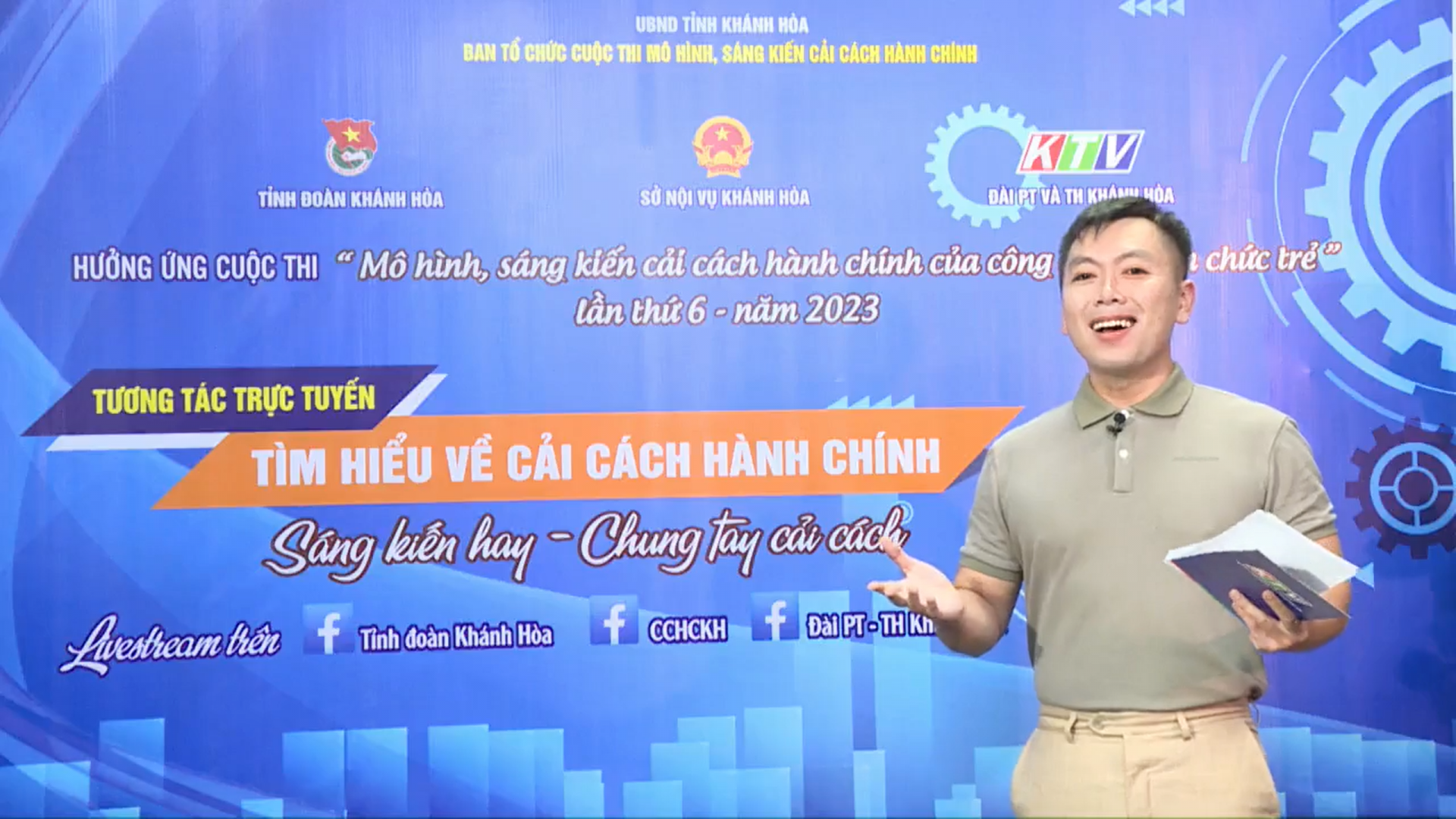 MC Trần Thái Ngọc Huy dẫn chương trình livestream tìm hiểu cải cách hành chính số đầu tiên ngày 19-10-2023.