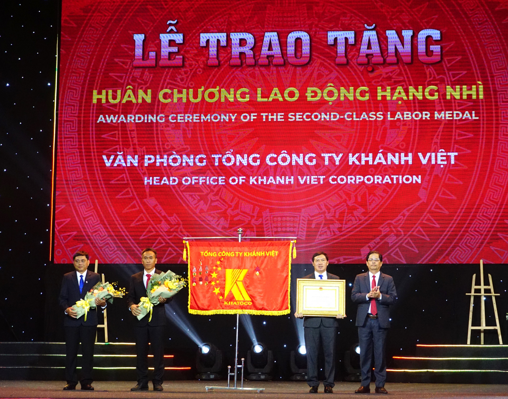 Thừa ủy quyền của Chủ tịch nước, đồng chí Nguyễn Tấn Tuân trao Huân chương Lao động hạng Nhì cho Văn phòng Tổng Công ty Khánh Việt
