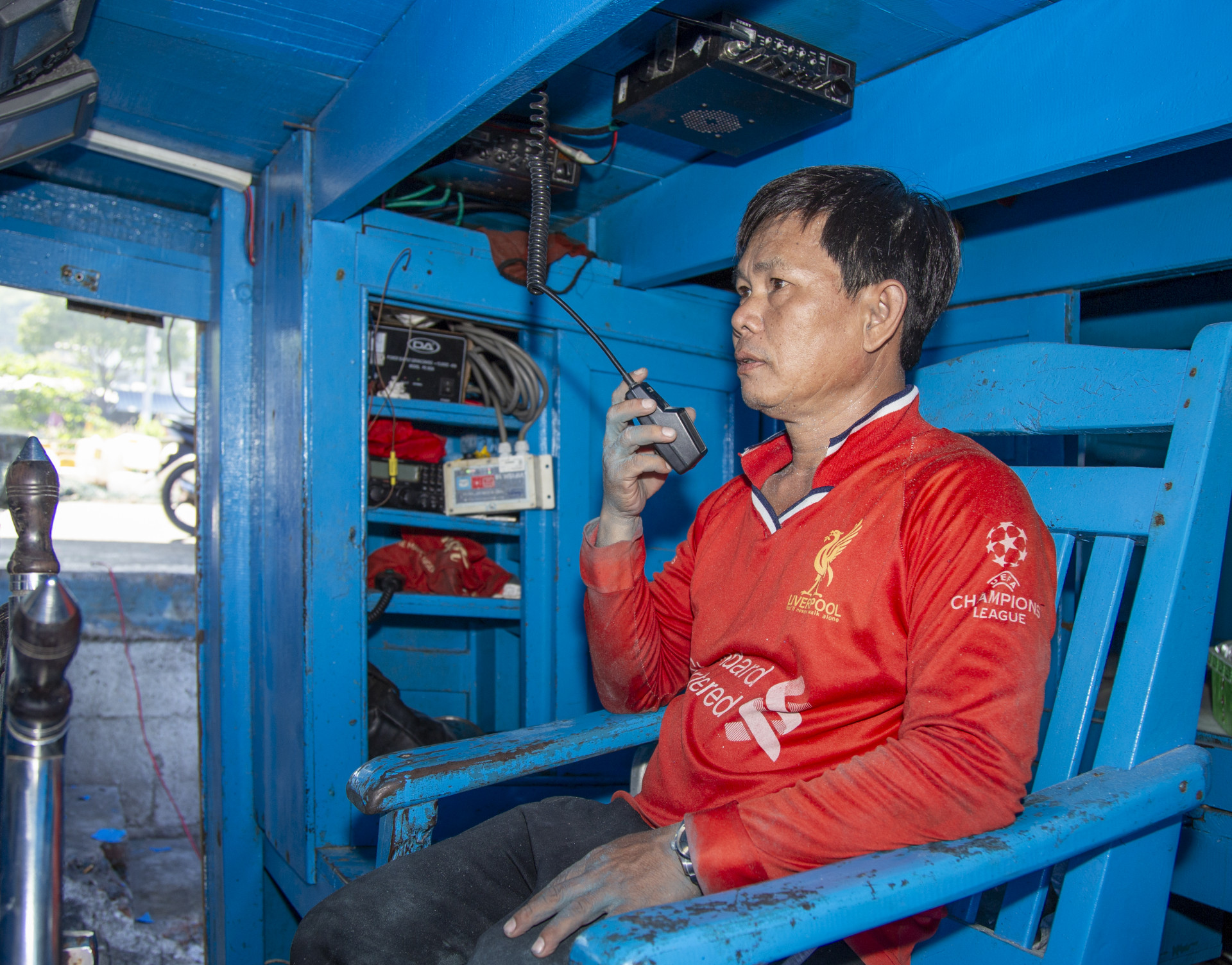 Thuyền trưởng Trần Quang Thái kiểm tra thiết bị liên lạc trước khi ra khơi.