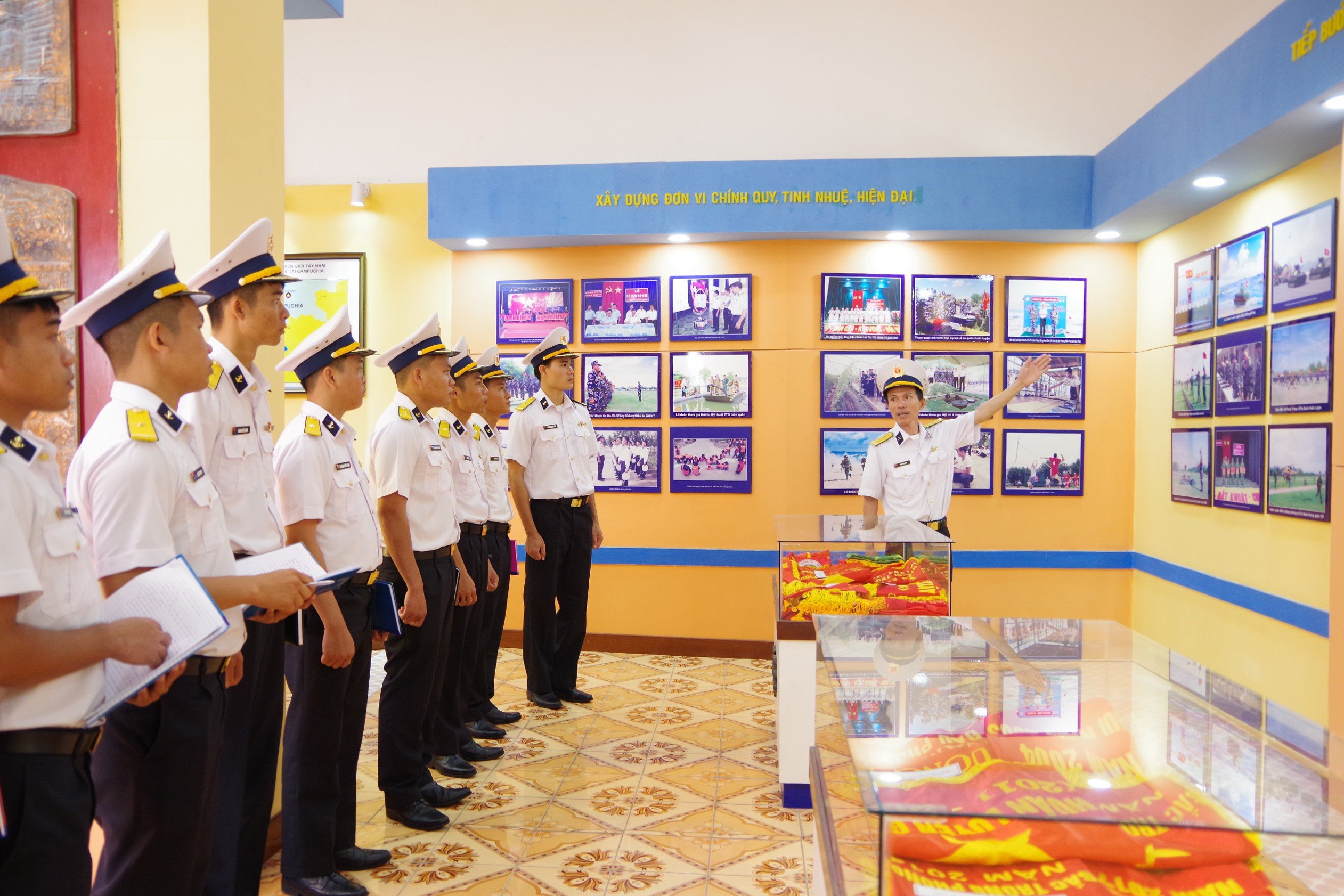 Lữ đoàn 101 tổ chức các hoạt động chào mừng kỷ niệm 48 năm Ngày thành lập Vùng 4 Hải quân