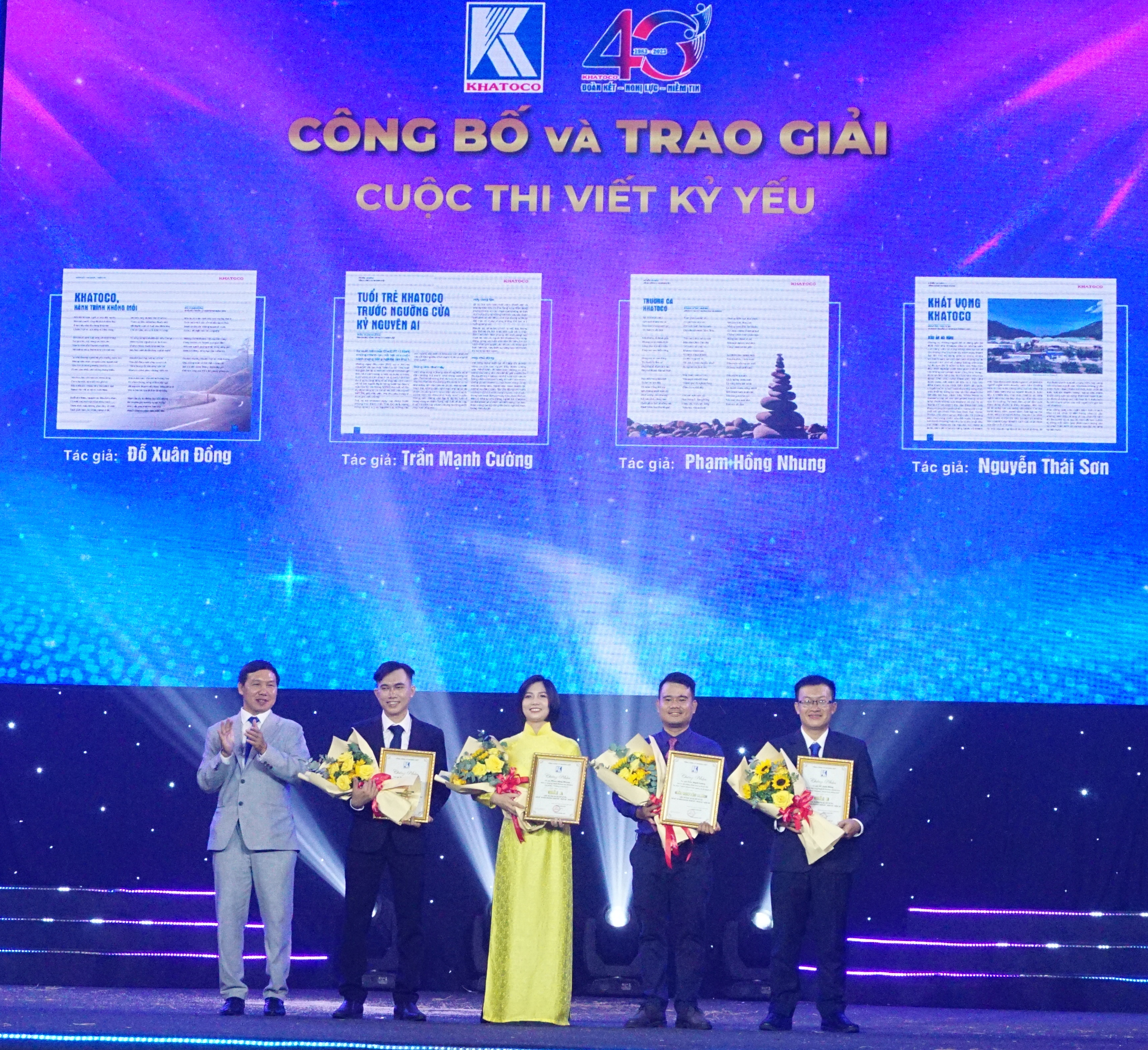 Trao giải cho các tác giả đạt giải tại cuộc thi viết kỷ yếu nhân kỷ niệm 40 năm thành lập Khatoco