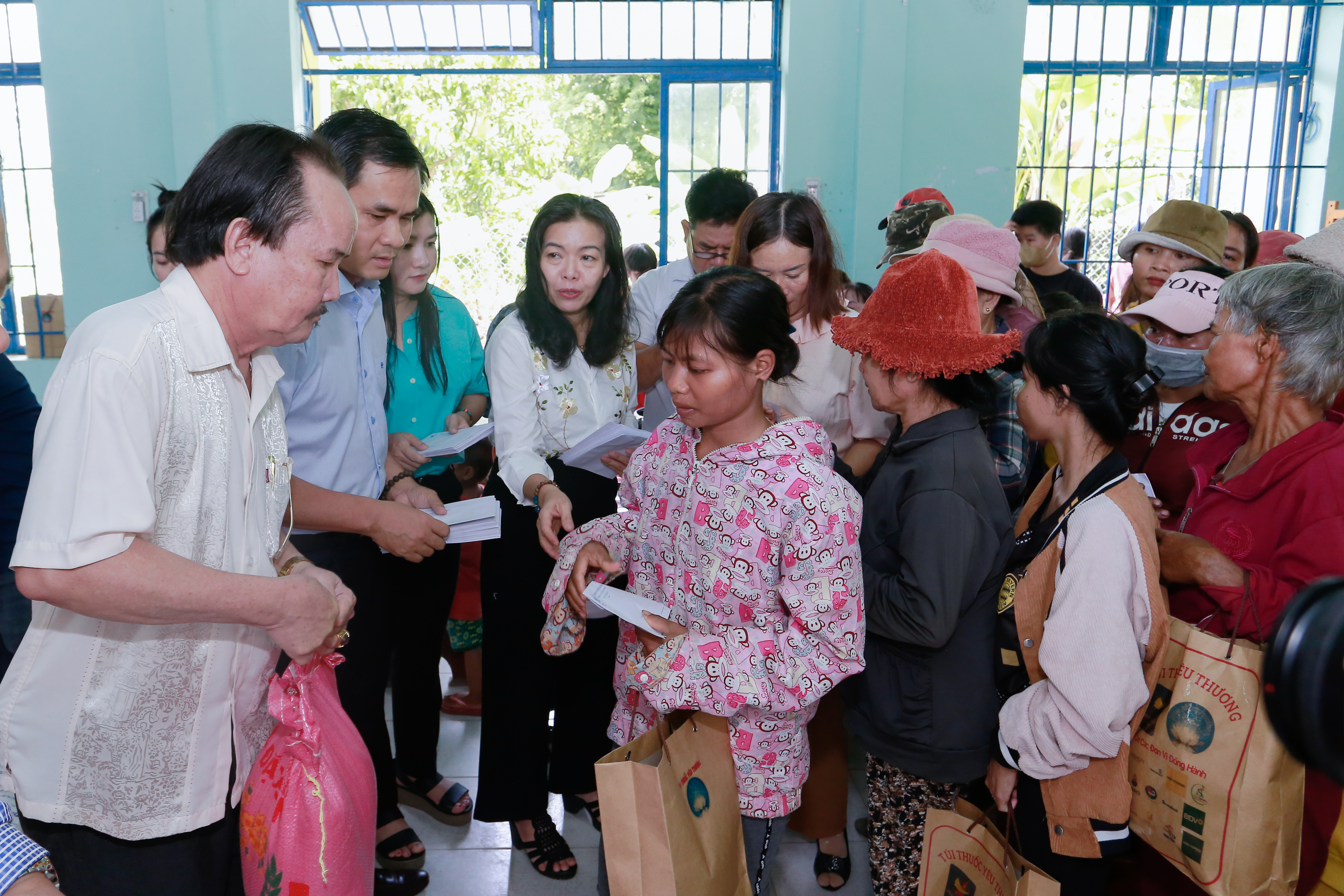 Khám bệnh, phát thuốc và trao quà hỗ trợ người dân khó khăn xã Ninh Tân