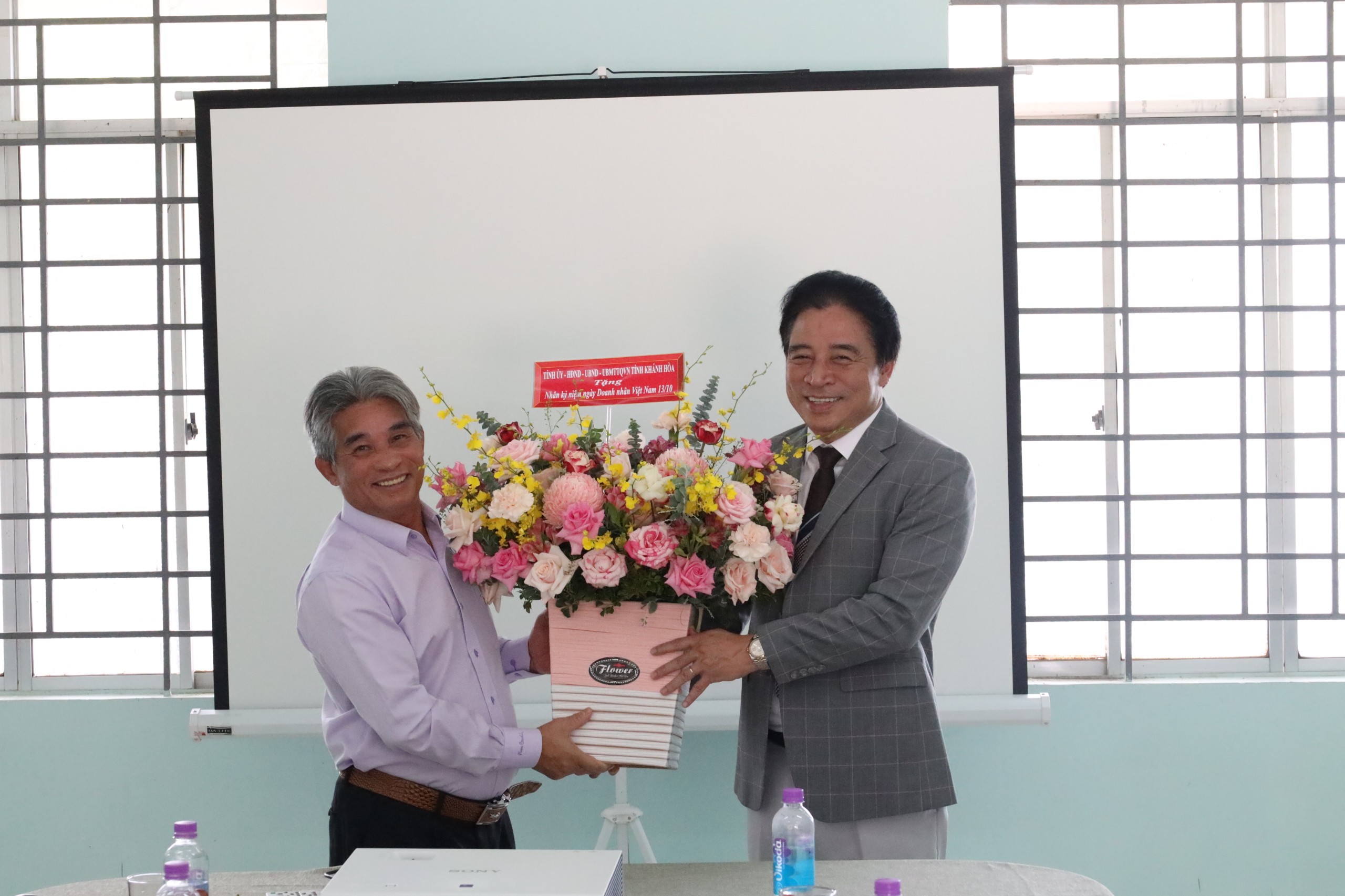 Ông Nguyễn Khắc Toàn - Phó Bí thư Thường trực Tỉnh ủy, Chủ tịch HĐND tỉnh Khánh Hòa:: Thăm các doanh nghiệp nhân ngày Doanh nhân Việt Nam