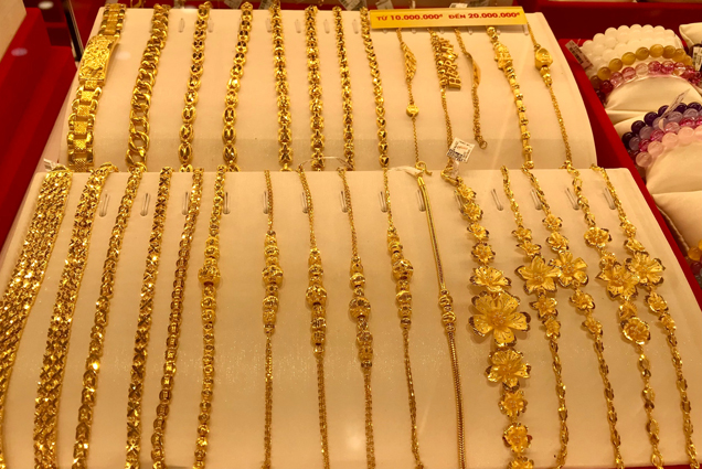 Đầu tuần, giá vàng giảm 100.000 đồng mỗi lượng