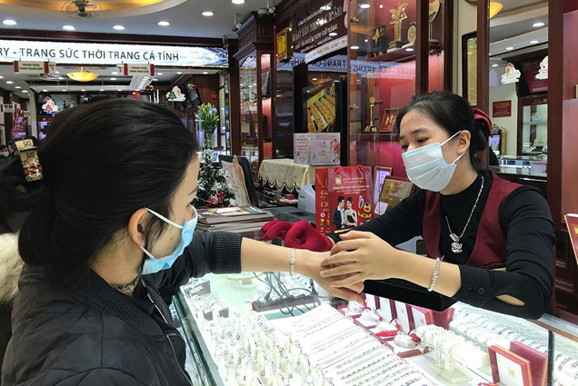 Giá vàng giảm mạnh, mất mốc 71 triệu đồng/lượng