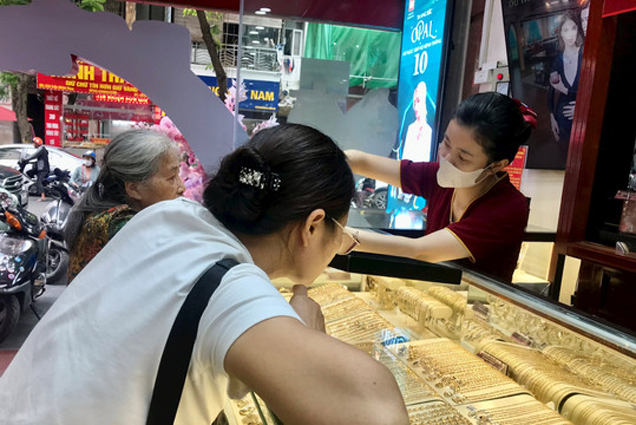 Giá vàng miếng lên sát mốc 71 triệu đồng/lượng, vàng nhẫn xuống giá