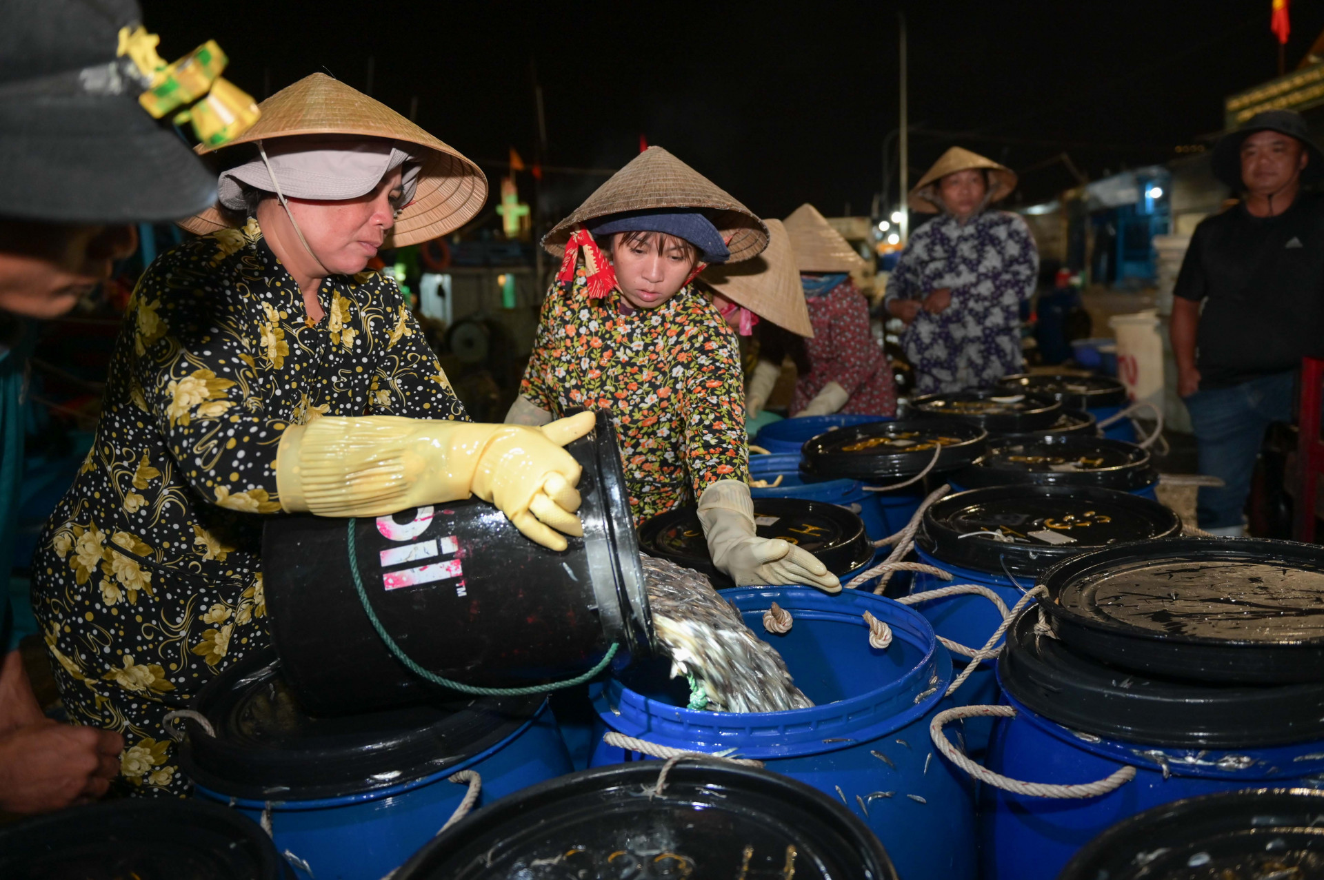 Cảnh mua bán ở bến cá dân sinh Vĩnh Trường (TP. Nha Trang). Ảnh: Vĩnh Thành