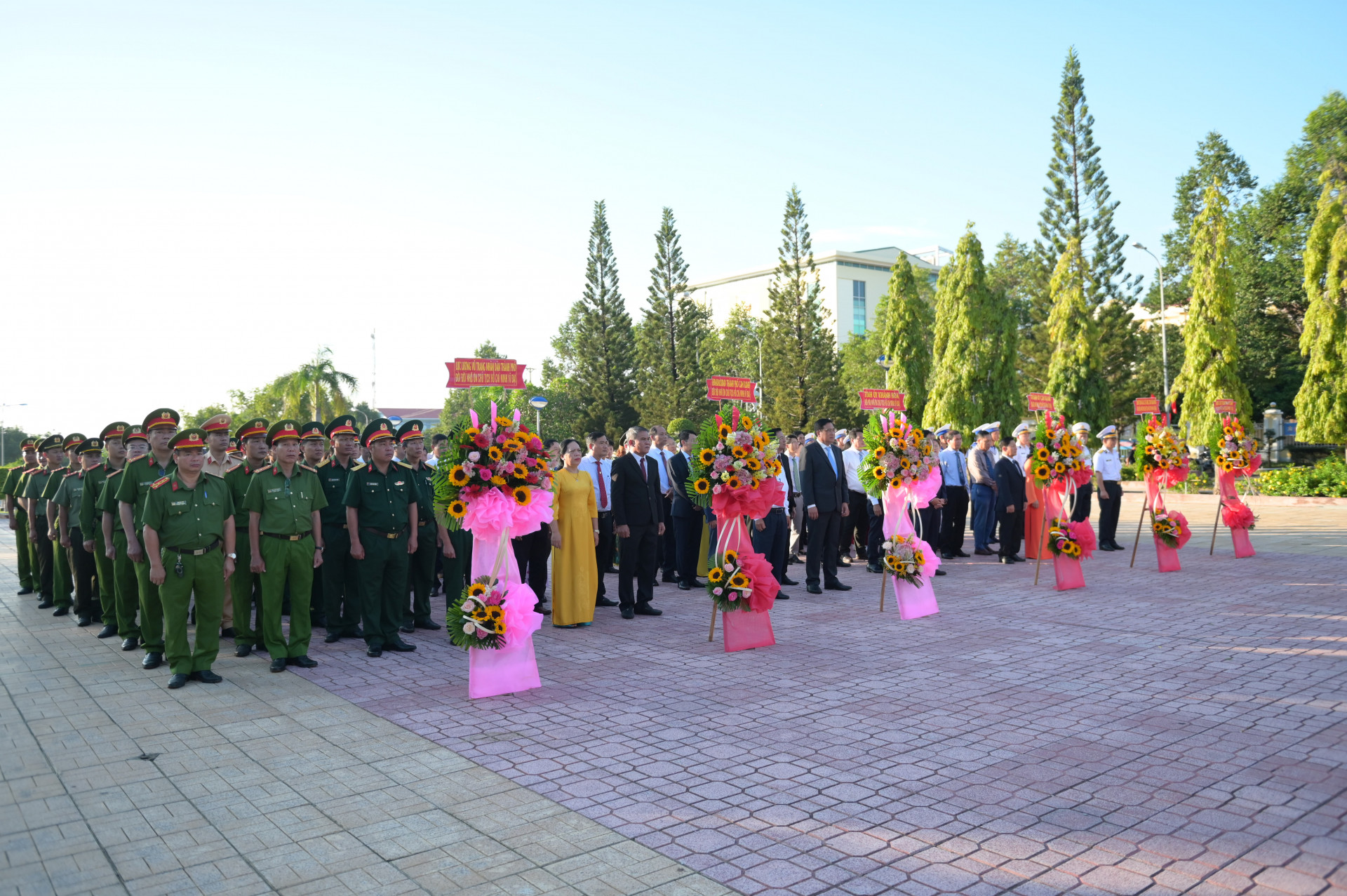 Các đoàn đại biểu tới dâng hương, dâng hoa tại Tượng đài Bác Hồ.