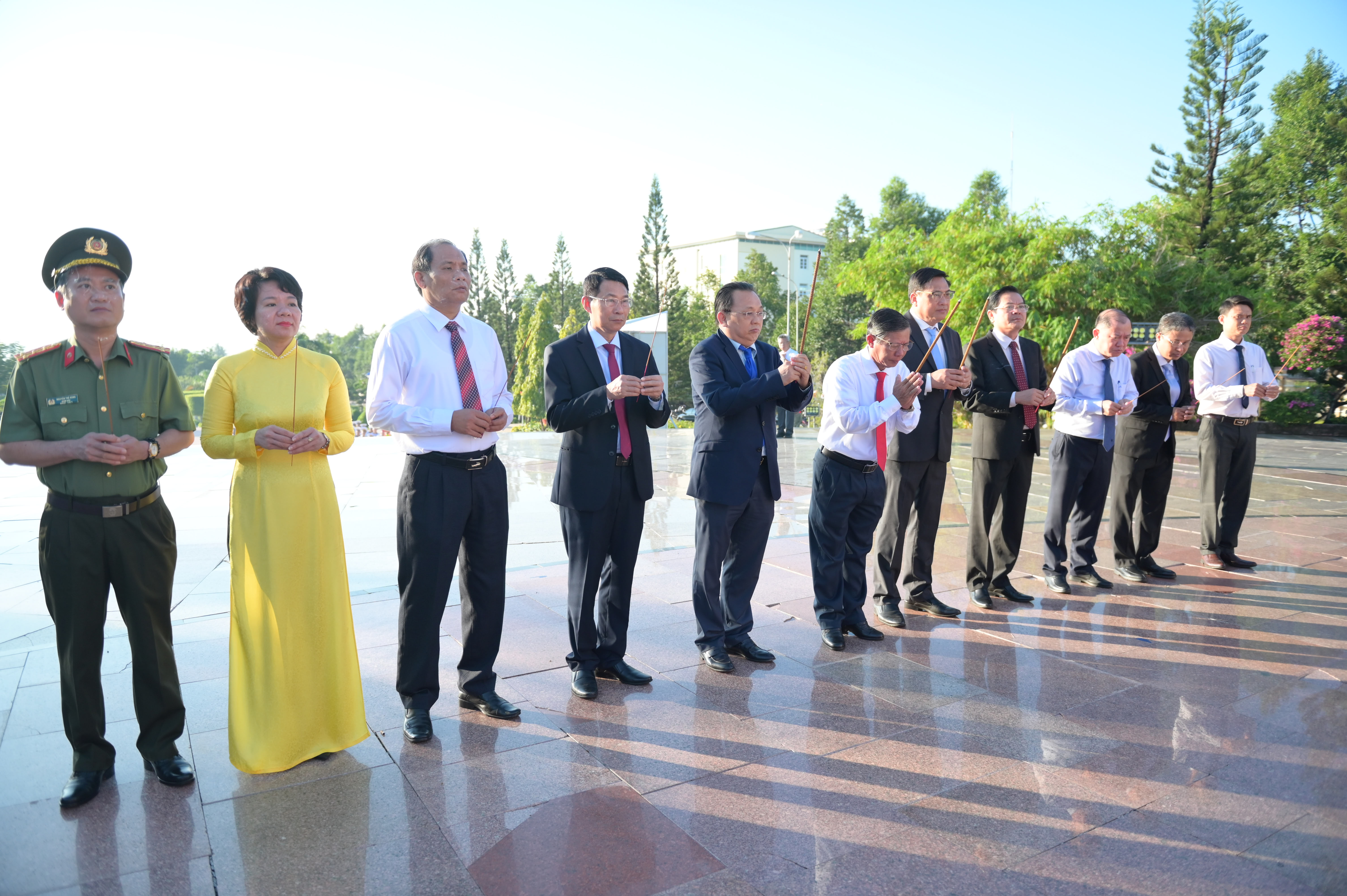 Dâng hương kỷ niệm 77 năm ngày Bác Hồ đến vịnh Cam Ranh