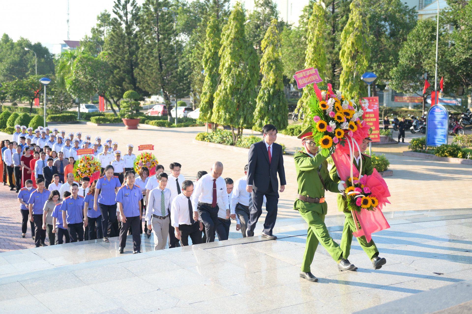 Đoàn đại biểu Thành ủy Cam Ranh dâng hoa, dâng hương tưởng nhớ Bác Hồ.