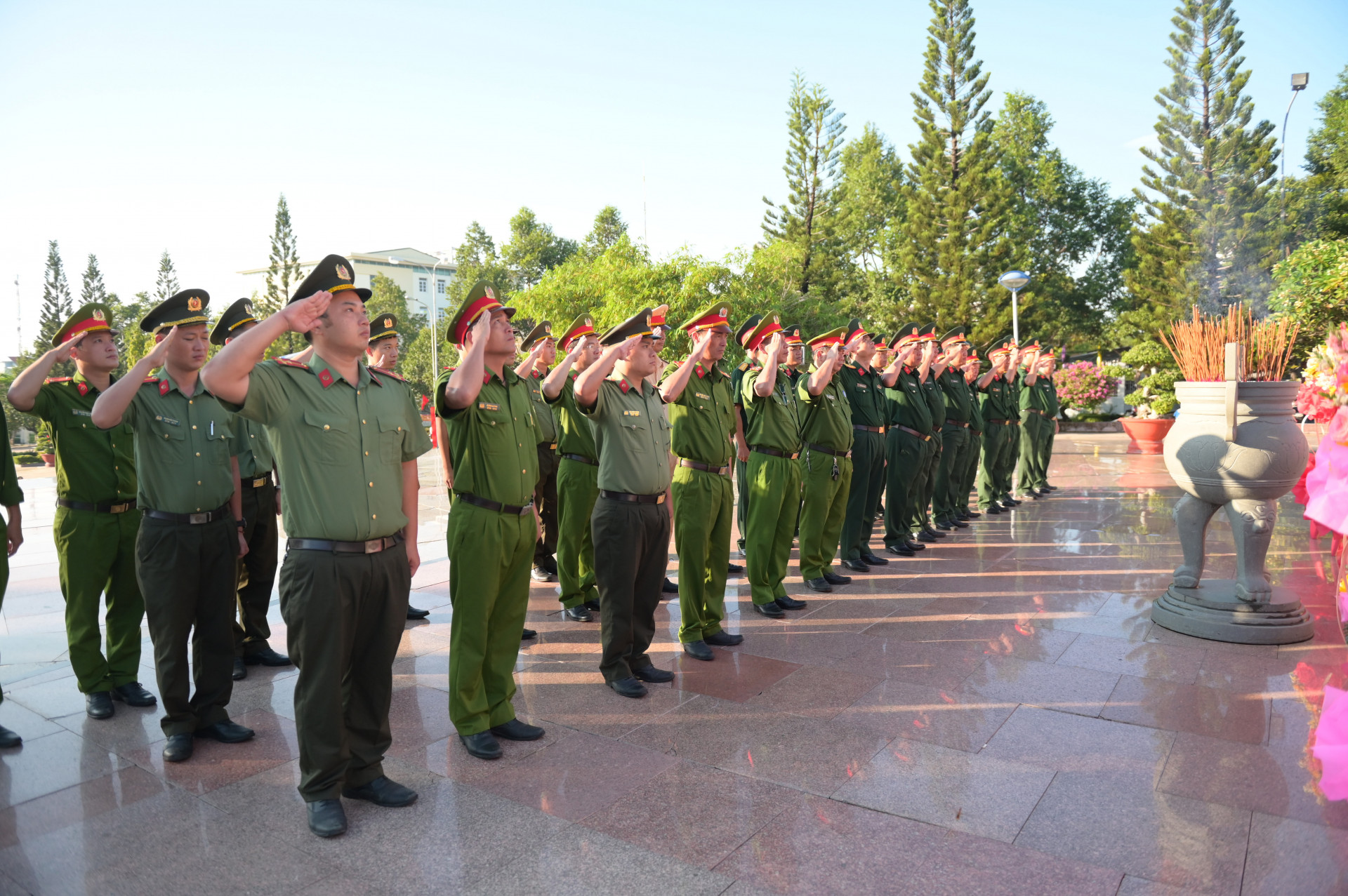 Đoàn đại biểu lực lượng vũ trang TP. Cam Ranh dâng hương, dâng hoa tưởng nhớ Bác Hồ.
