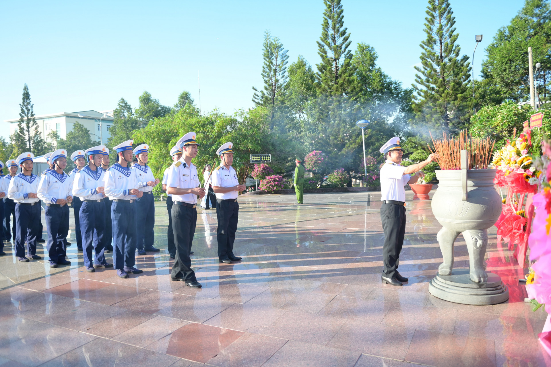 Đoàn đại biểu Bộ Tư lệnh Vùng 4 Hải quân dâng hương, dâng hoa tưởng nhớ Bác Hồ.