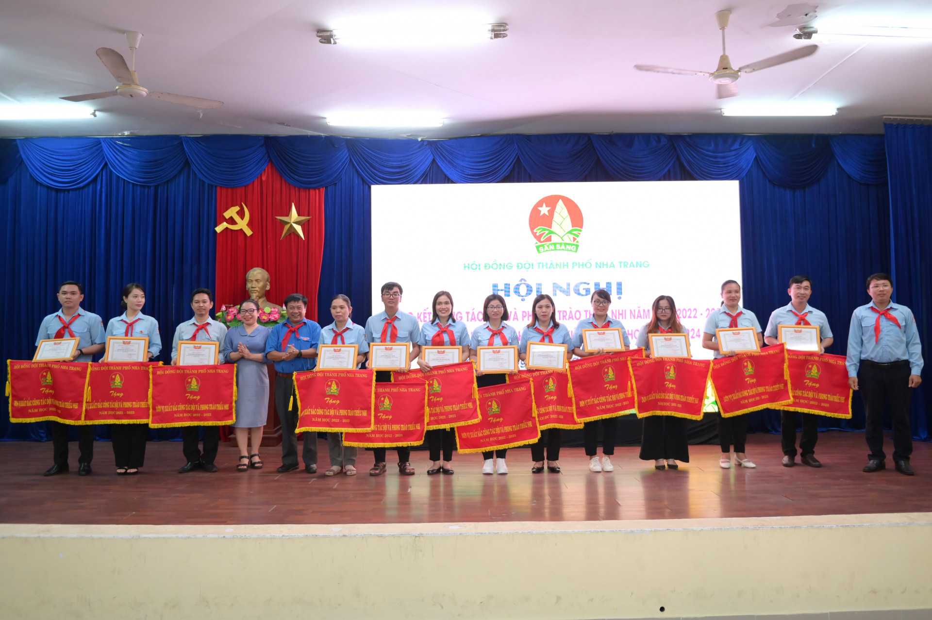 Các đại biểu trao cờ thi đua cho 13 liên đội đạt thành tích xuất sắc trong công tác đội.