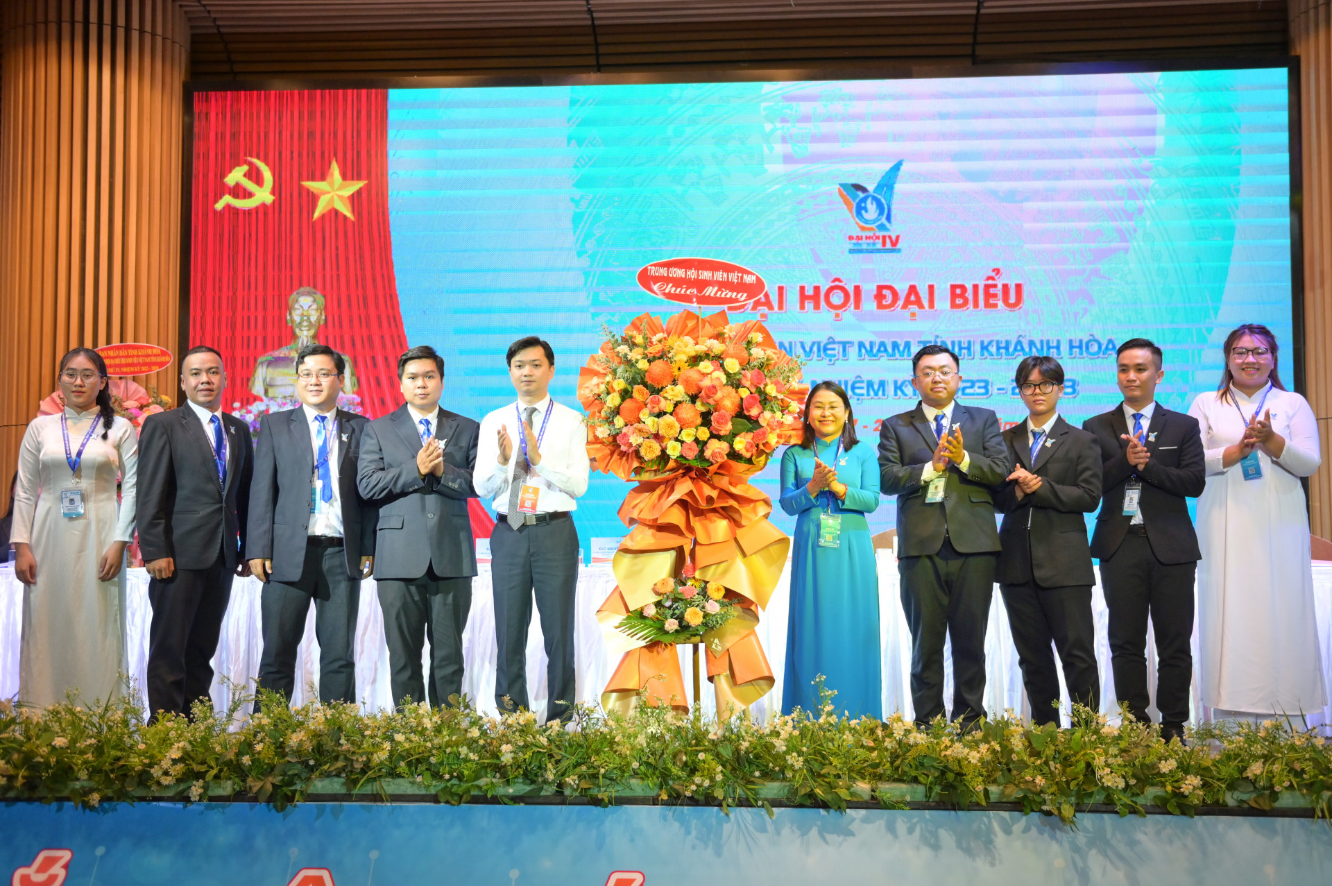 Hội Sinh viên Việt Nam tặng hoa chúc mừng đại hội.