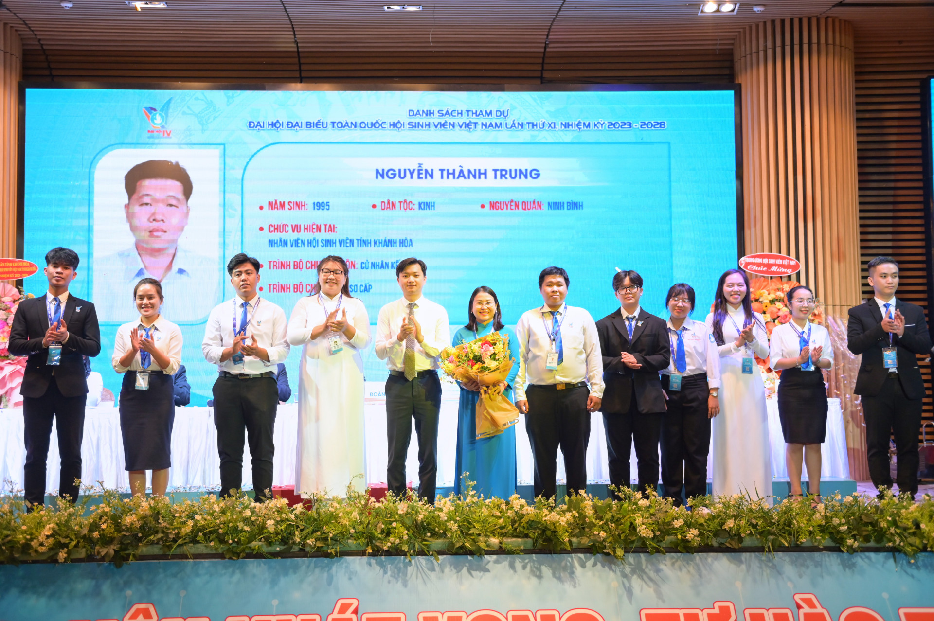 Chủ tịch Hội Sinh Viên Việt Nam tặng hoa chúc mừng đoàn đại biểu Hội Sinh viên Việt Nam tỉnh Khánh Hoà dự Đại hội đại biểu toàn quốc Hội Sinh viên Việt Nam lần thứ XI.