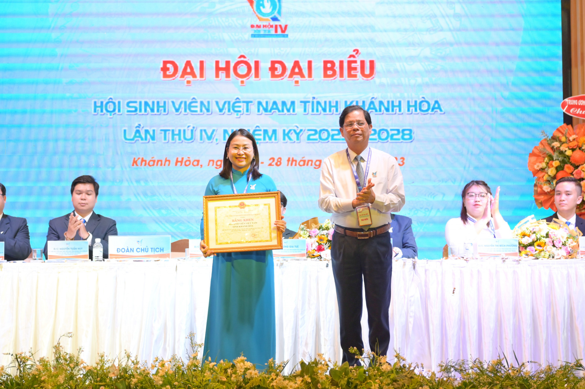 Chủ tịch UBND tỉnh tặng bằng khen cho Hội Sinh viên Việt Nam tỉnh.